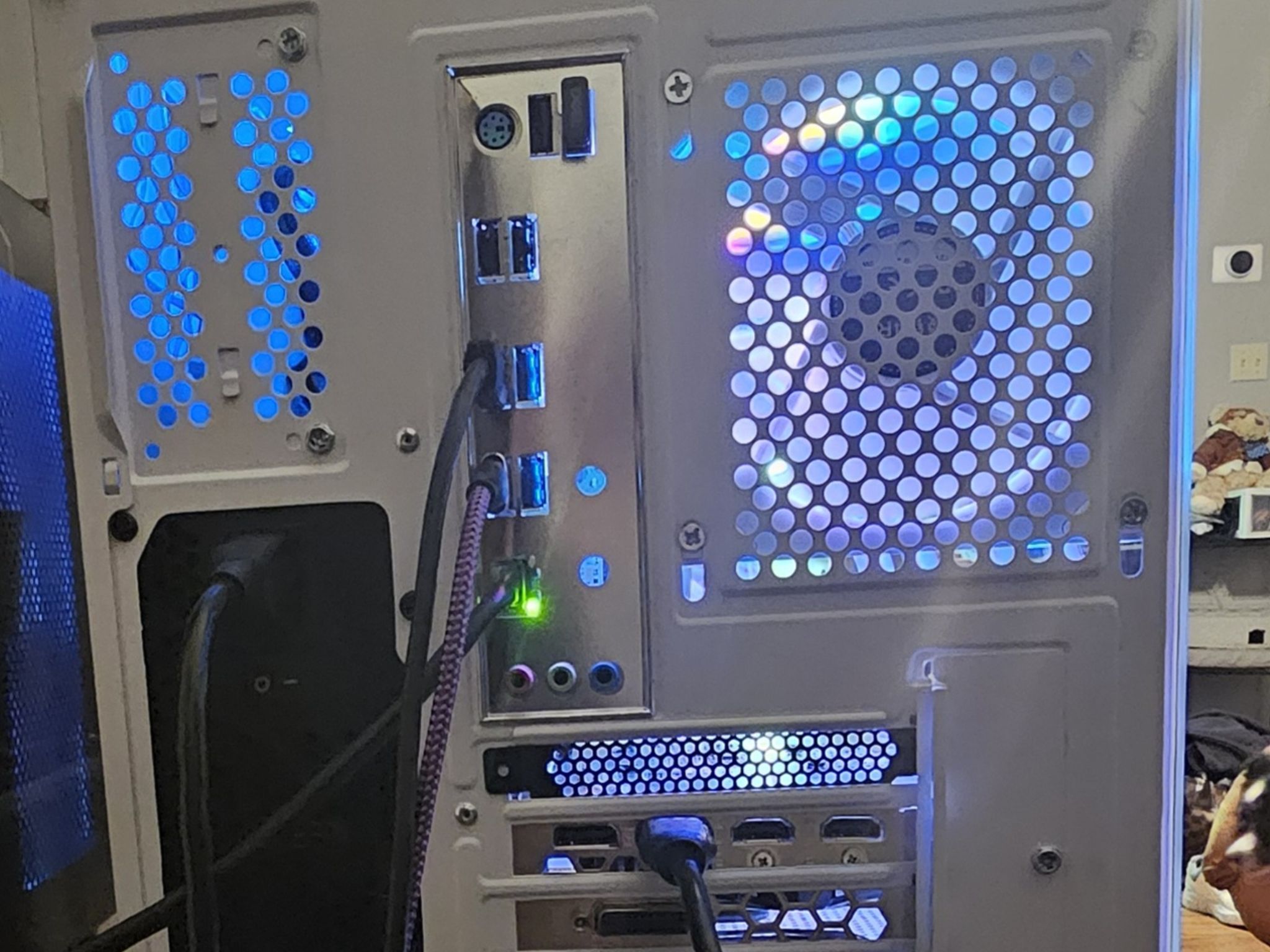 Fresh White build! Budget Gaming PC