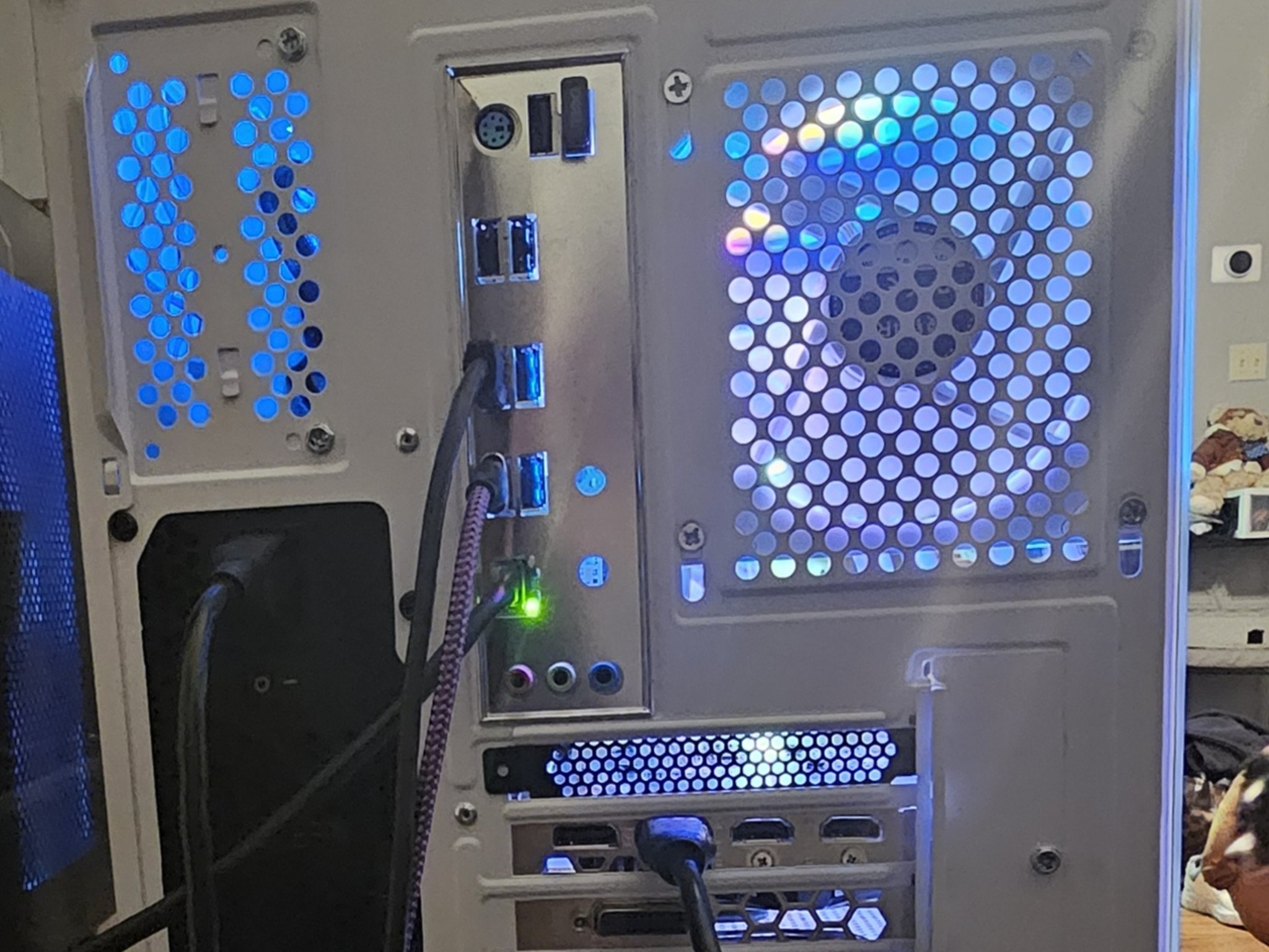 Fresh White build! Budget Gaming PC