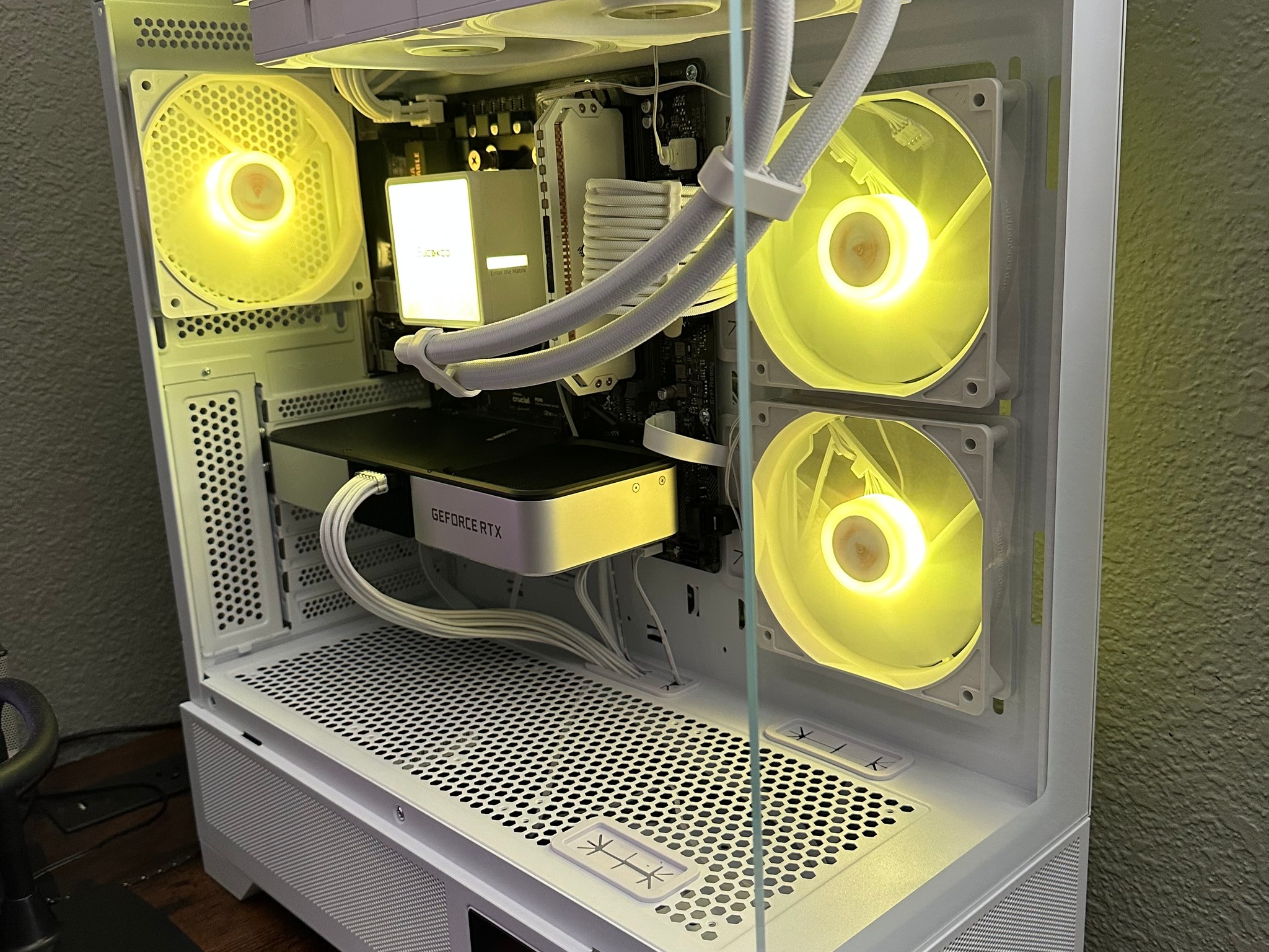 VERY NICE WHITE GAMING PC
