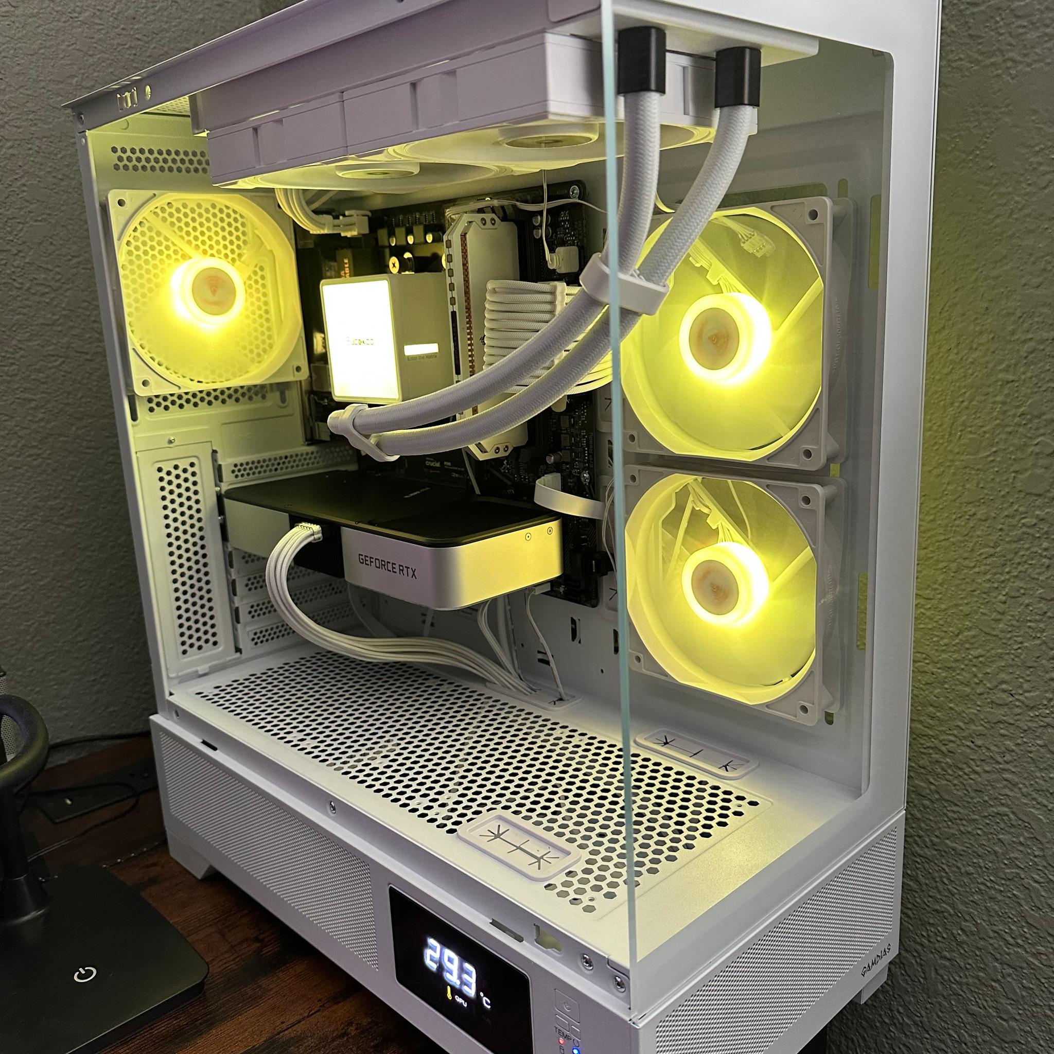 VERY NICE WHITE GAMING PC