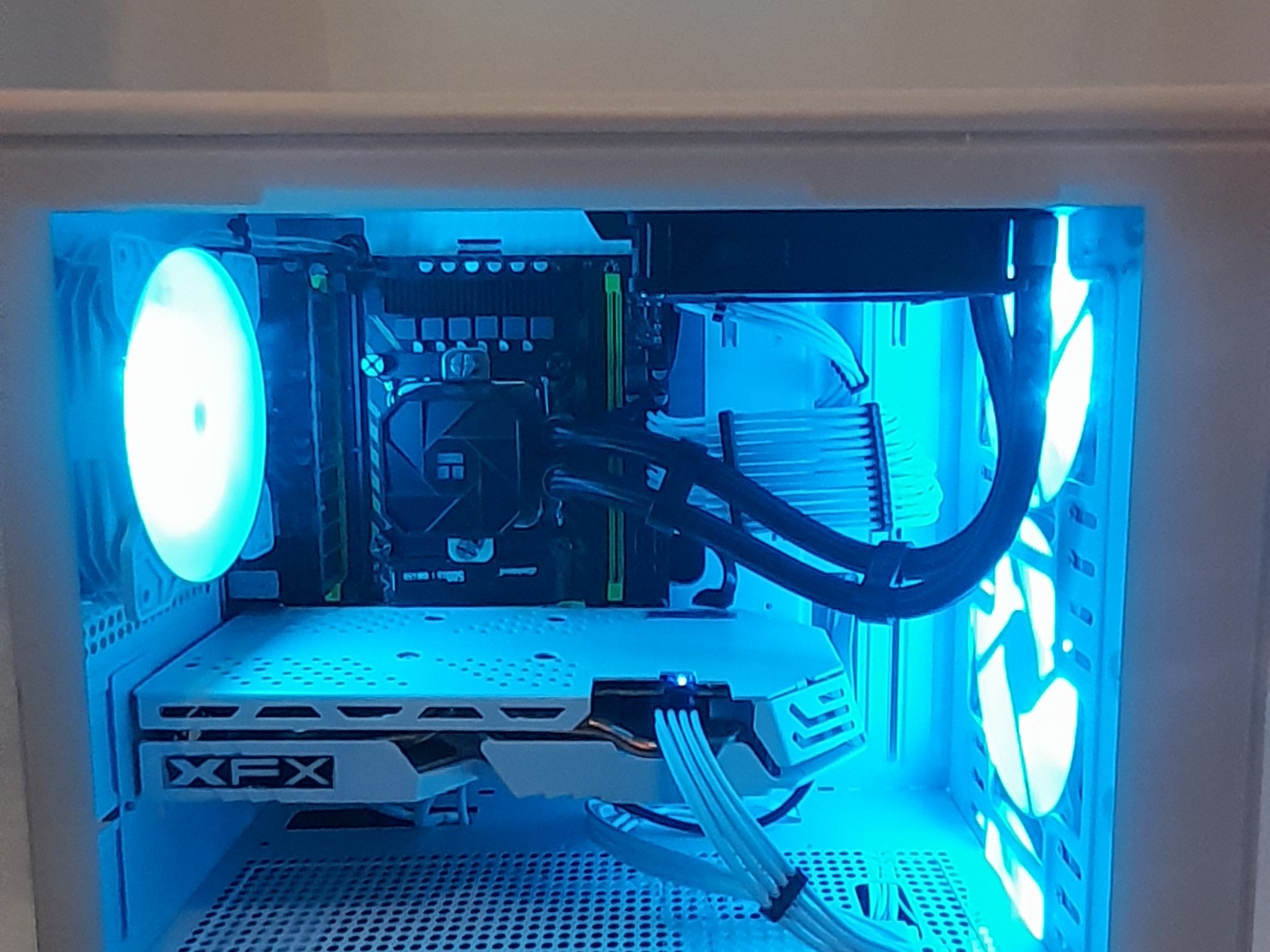 GLACIER PHANTOM WHITE GAMING PC 1080P HIGH SETTINGS