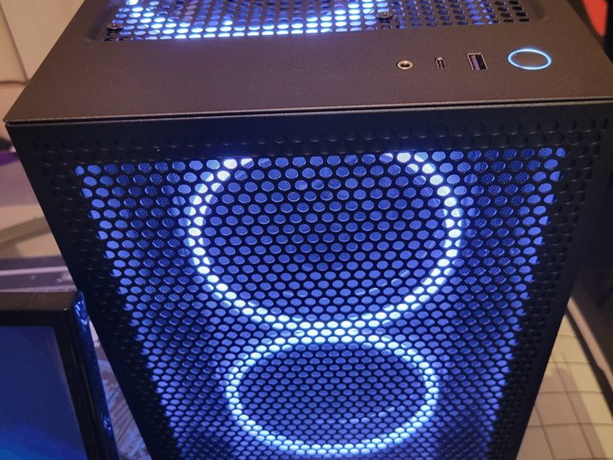 NZXT / AMD - Ryzen 7 5700X, 6800XT Midnight Dark Edition
