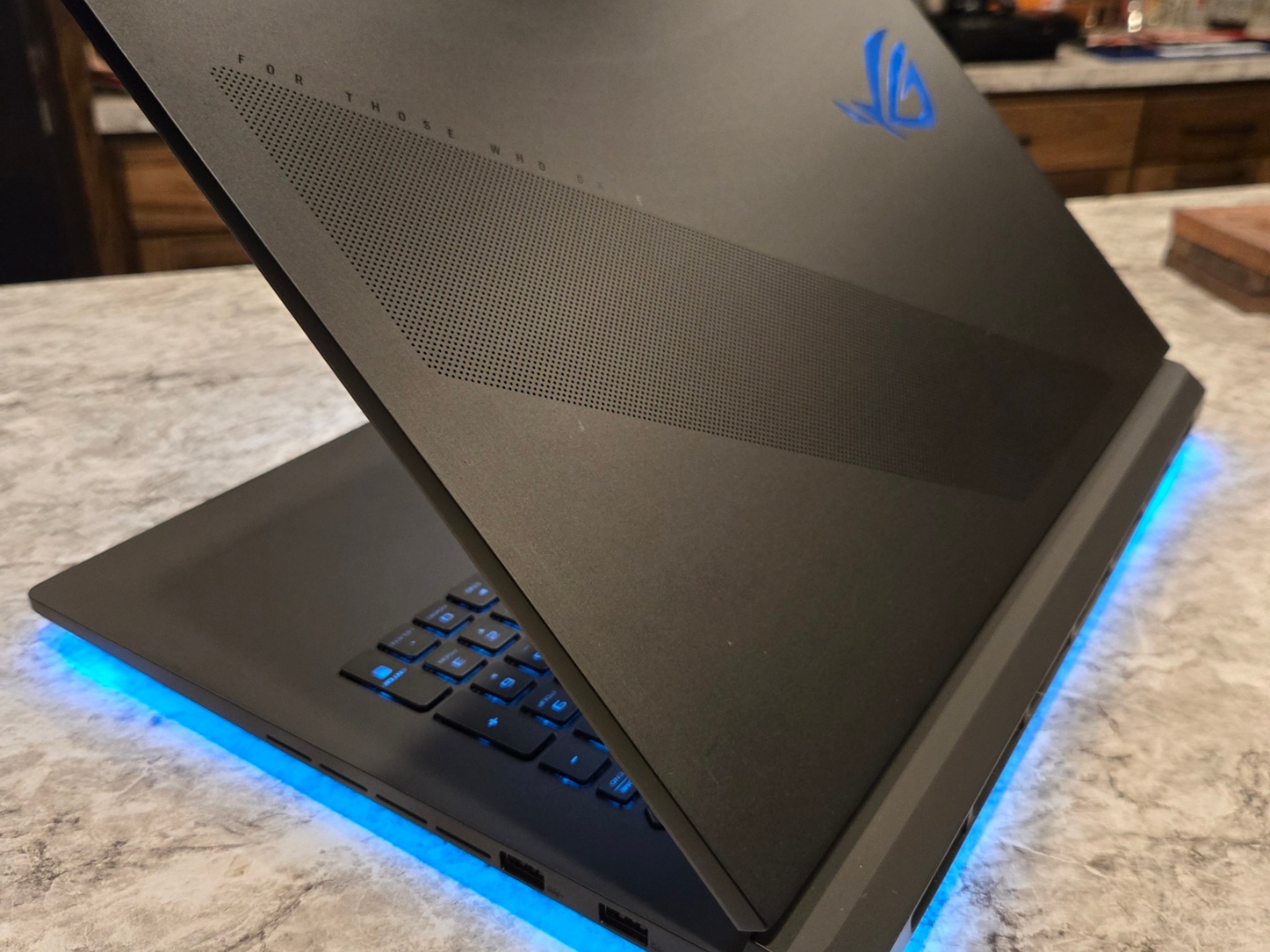 ASUS ROG Strix SCAR 18 (RTX 5090 / Ultra 9 275HX / 64GB RAM / 2TB SSD) – Like New