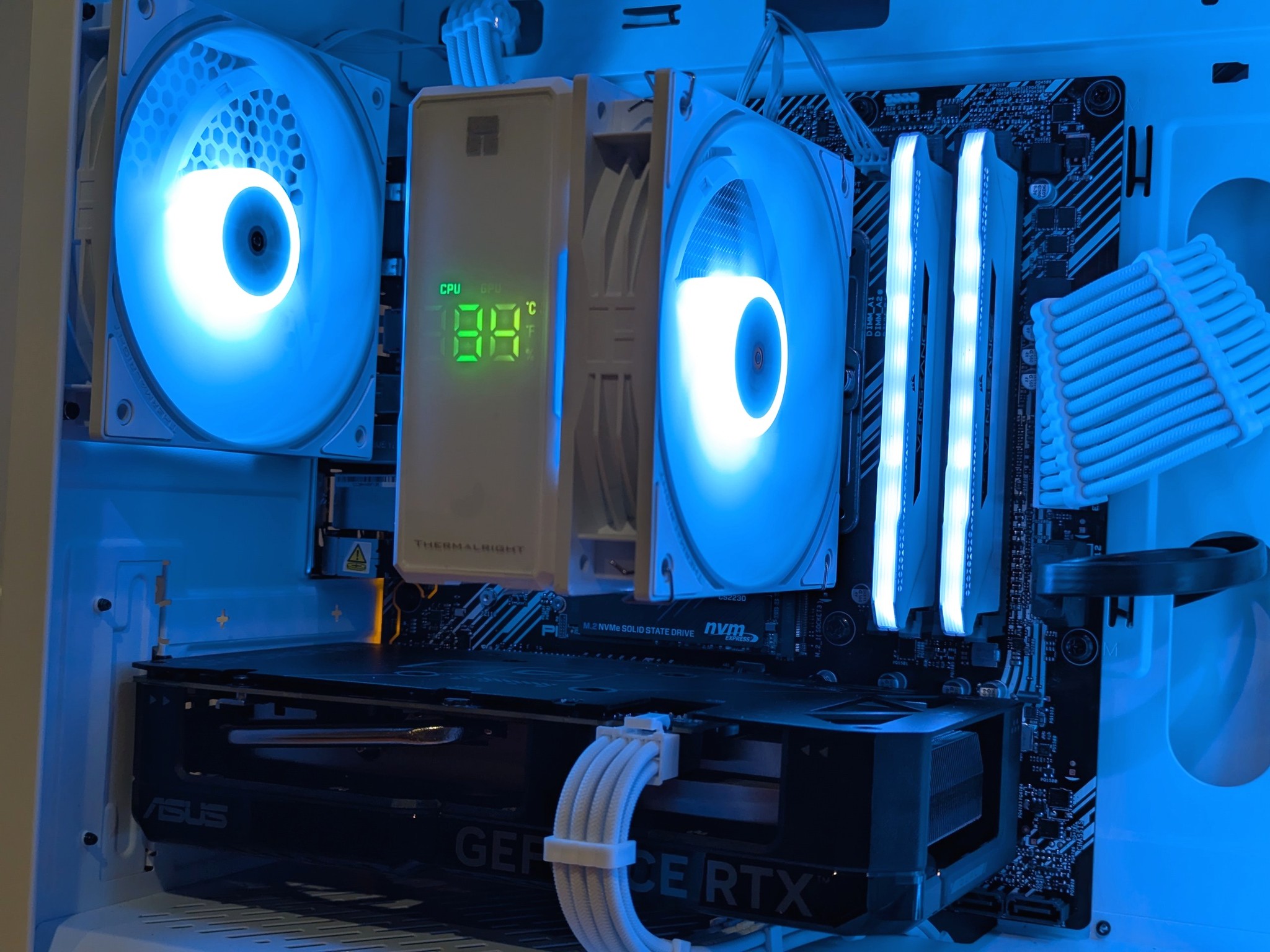 🖤🤍 Black & White 1440p / 1080p Gaming PC – Ryzen 7 3700X | RTX 4060 | 32GB DDR4 | 1TB NVMe