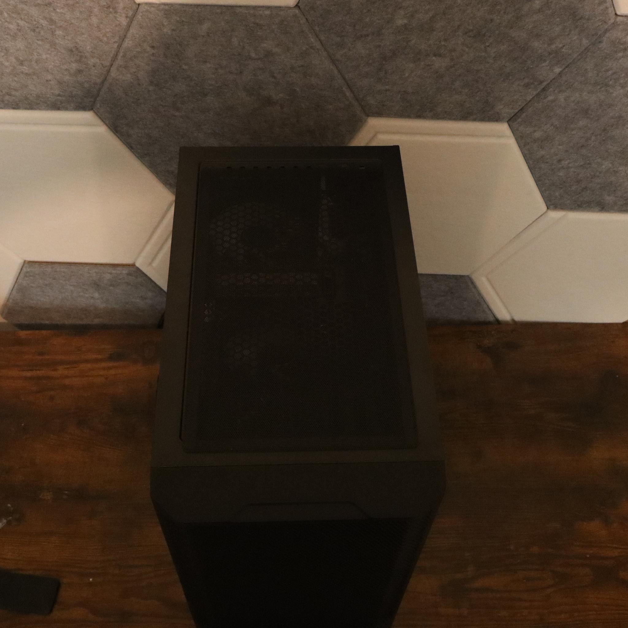 Gaming PC | RX 580 8gb | i7 7700 | 16gb DDR4 Ram | 850 gb storage | windows 11 & wifi