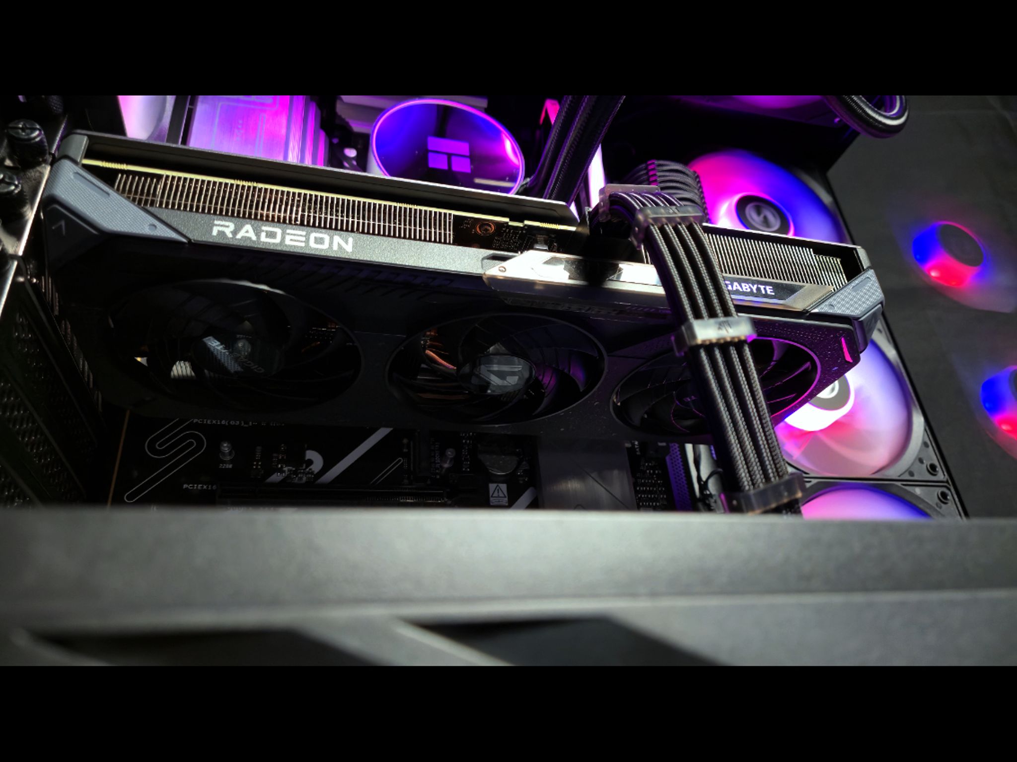 1440p Gaming PC - RX 9060 XT 16GB - Ryzen 7600X - 32GB DDR5 6000MHz CL30 - Gen4 NVMe - Custom