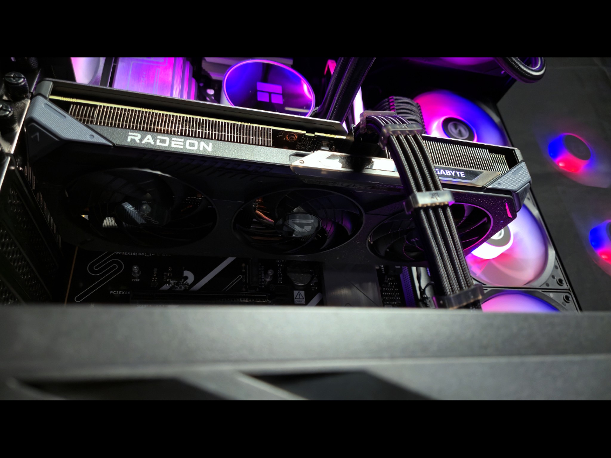 1440p Gaming PC - RX 9060 XT 16GB - Ryzen 7600X - 32GB DDR5 6000MHz CL30 - Gen4 NVMe - Custom