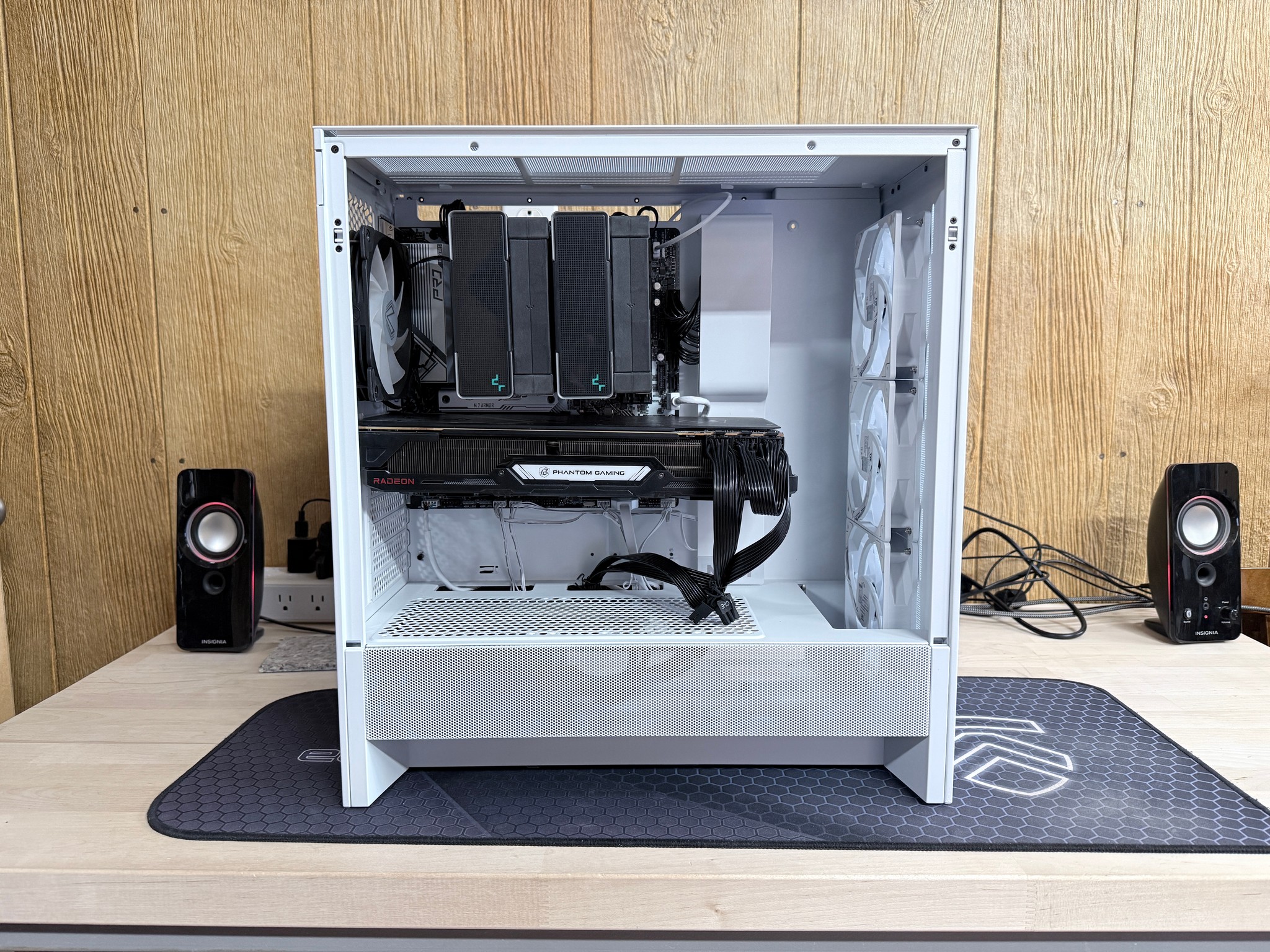 AMD Ryzen 7 7800X3D, 32GB 6000 MT/s, 1TB, RX 6800 XT 16GB - Beautiful Gaming PC!