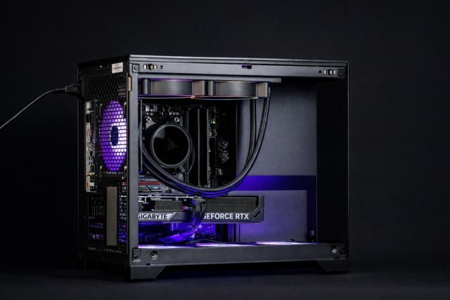 EXT View 70X Lite - Ryzen 5 4500, RTX 5050 8GB, 32GB DDR4 Ram, 1TB SSD