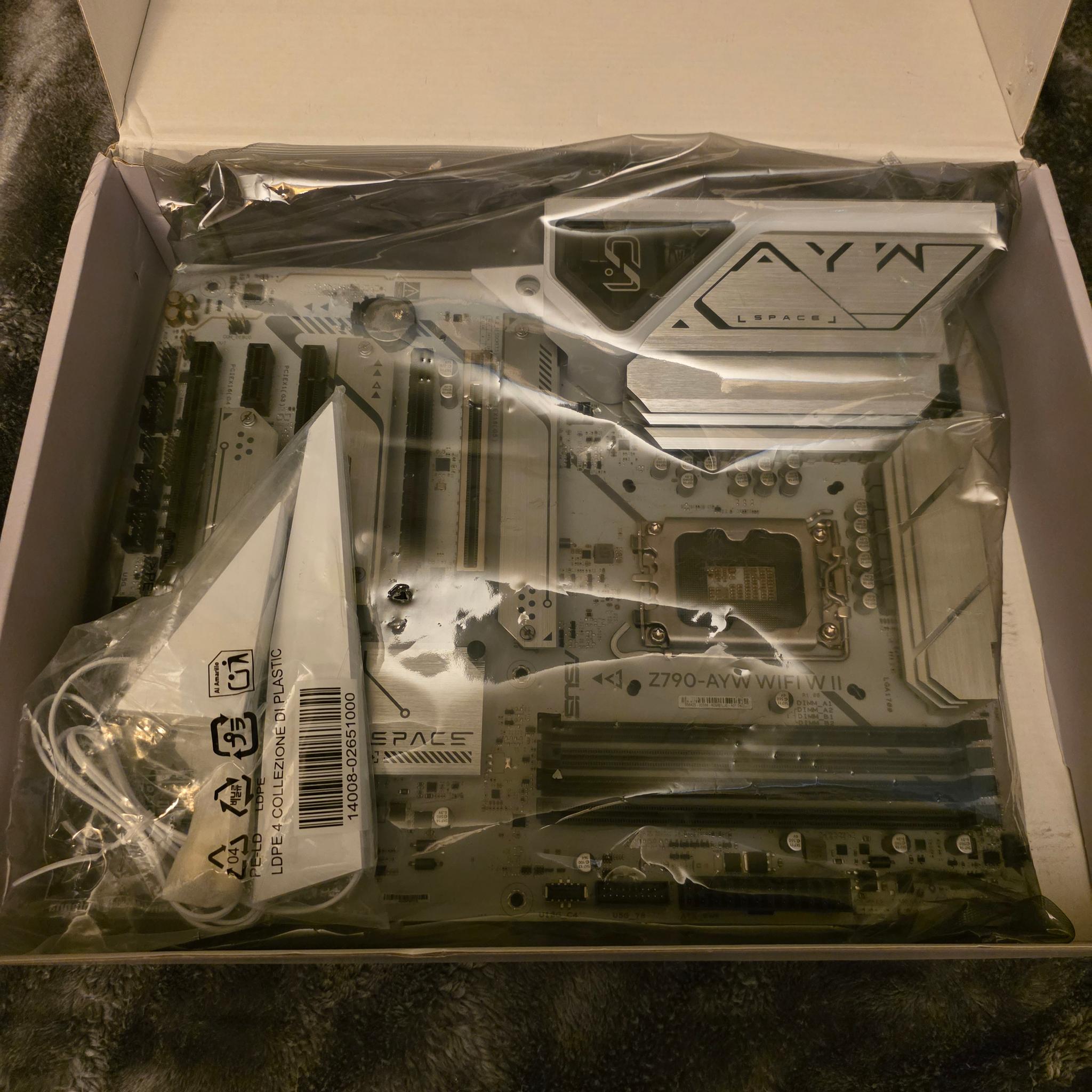 ASUS Z790 AYWWIFI W II + 13900 + 500GB NMVE INTEL DDR5 ATX PCIE 5.0