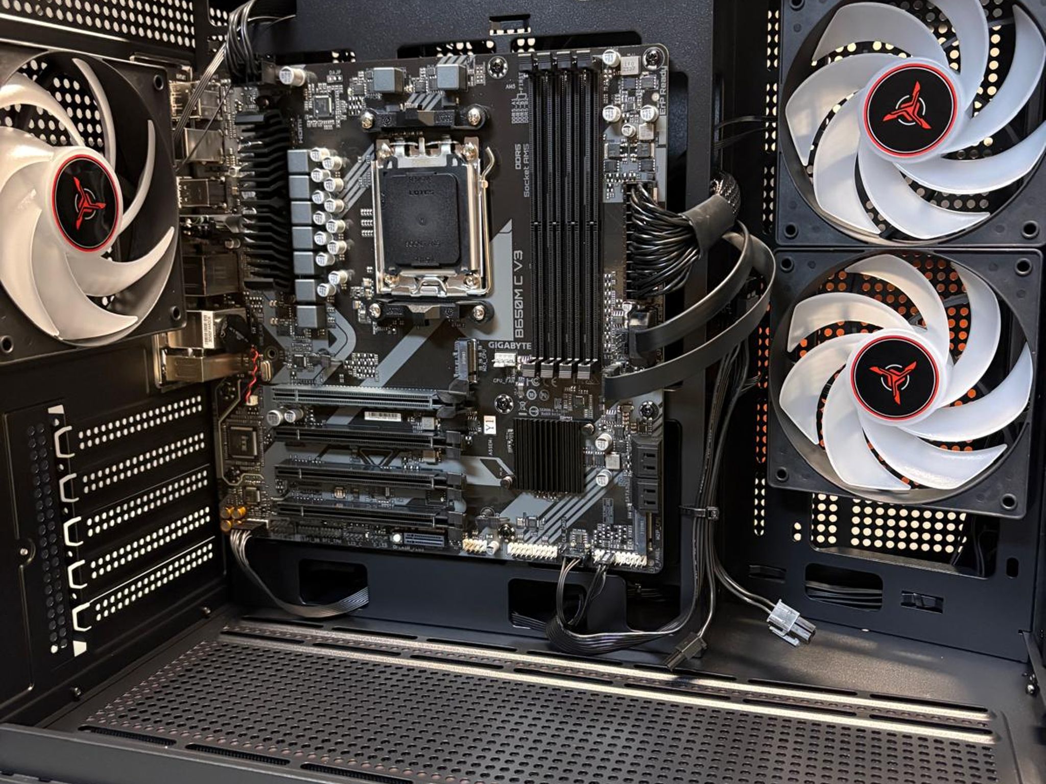 NEW – Skytech Gaming CRYSTAL Case with Gigabyte B650M C V3 DDR5 Motherboards & 650W Gold Gamdias PSU