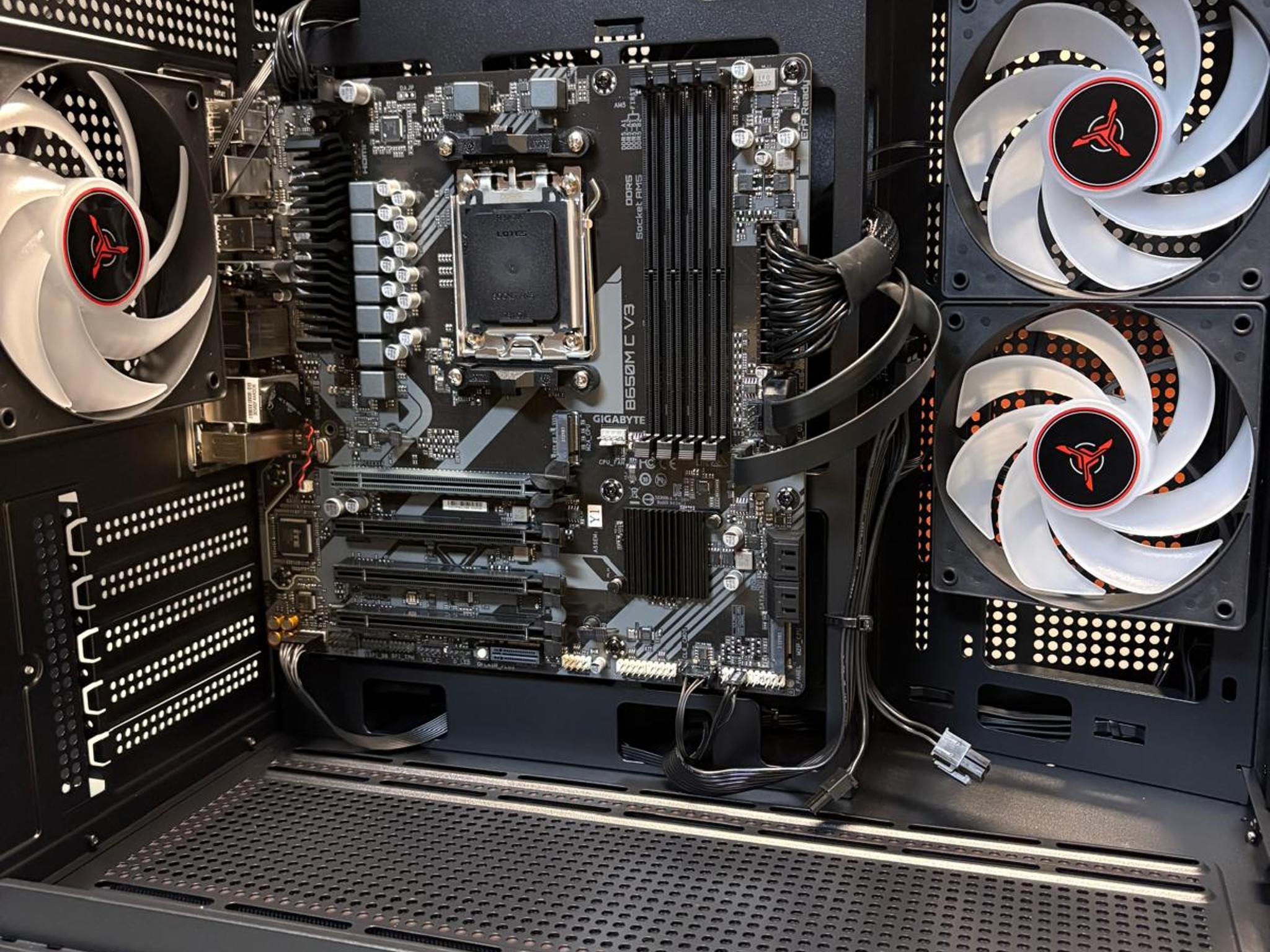 NEW – Skytech Gaming CRYSTAL Case with Gigabyte B650M C V3 DDR5 Motherboards & 650W Gold Gamdias PSU