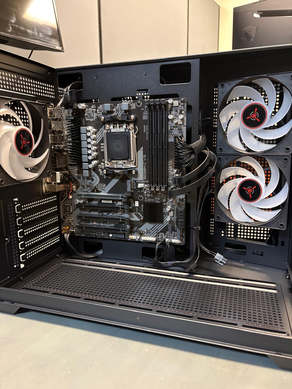 NEW – Skytech Gaming CRYSTAL Case with Gigabyte B650M C V3 DDR5 Motherboards & 650W Gold Gamdias PSU