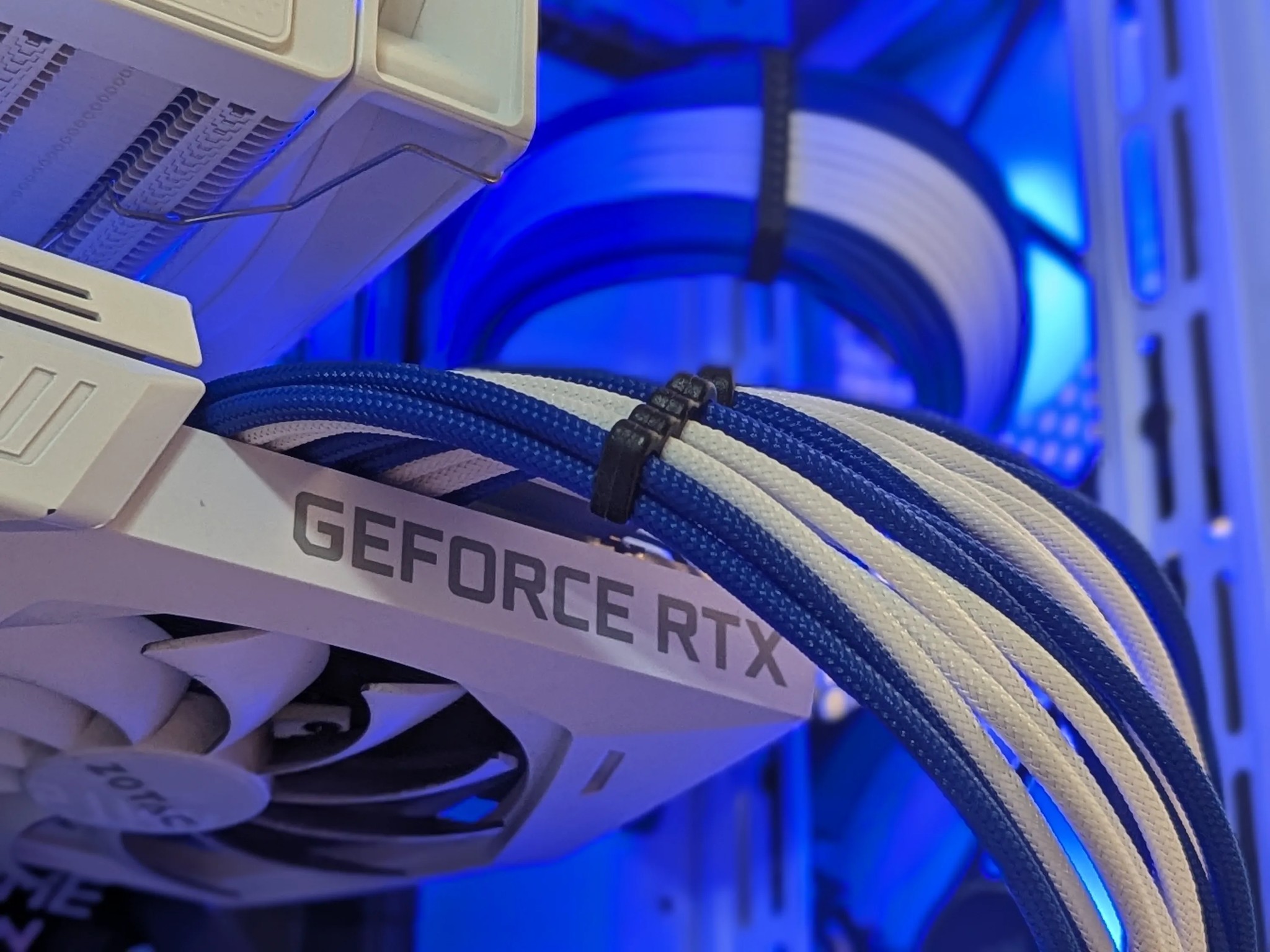 🧊 Frozone – White & Blue RTX 3060 Ti Build | 3700X + 1TB NVMe + 32GB DDR4 🎮❄️