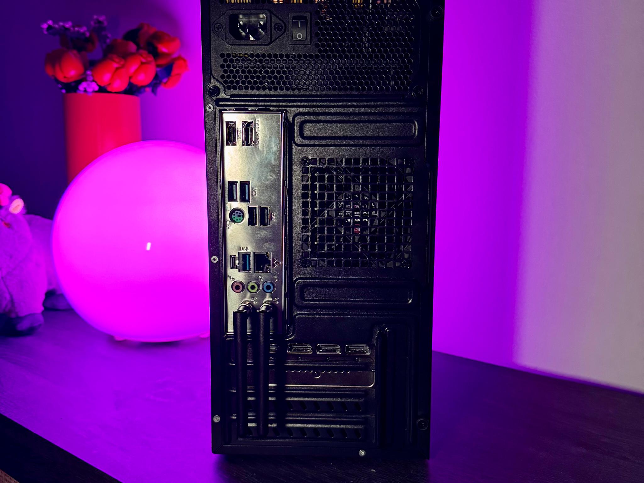 Blackout SFF - 5800XT - MSI 5070 - 32GB RAM - 1 TB - 15L