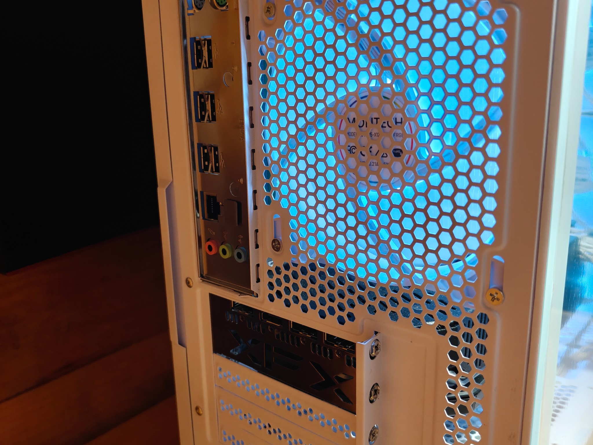 CLEAN WHITE GAMING PC Xeon 8 CORE - 16 THREAD + RX 5700XT 8GB – 16GB RAM – 1TB SSD