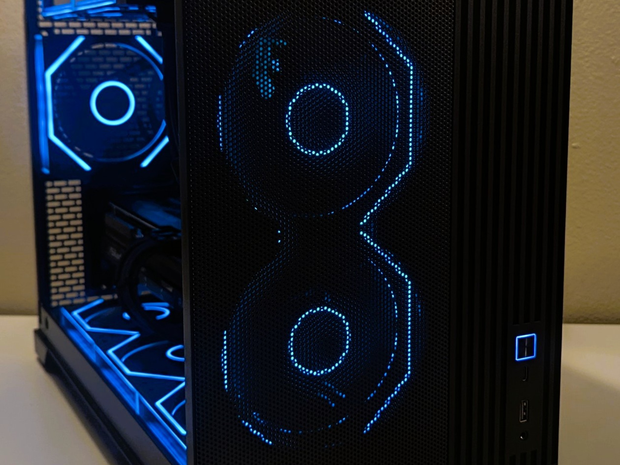 Tron Gaming PC 9070 XT 16GB | RYZEN 9600X | 16GB DDR5 | 1TB SSD | 240MM LCD AIO | 850W GOLD|