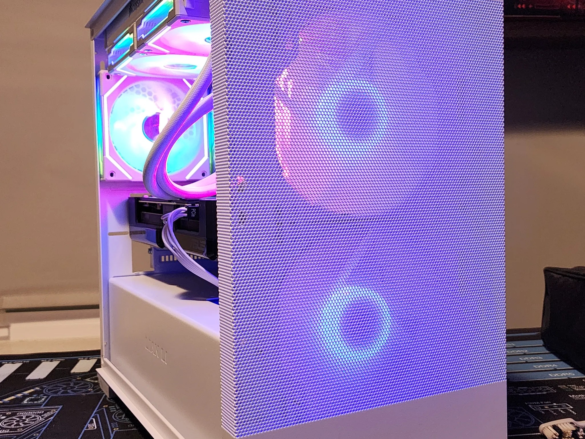 💥Versatile White PC💥 RTX 4070 | Ryzen 7 7700X | 32GB DDR5 | 1TB NVME M.2 | Windows 11 Pro