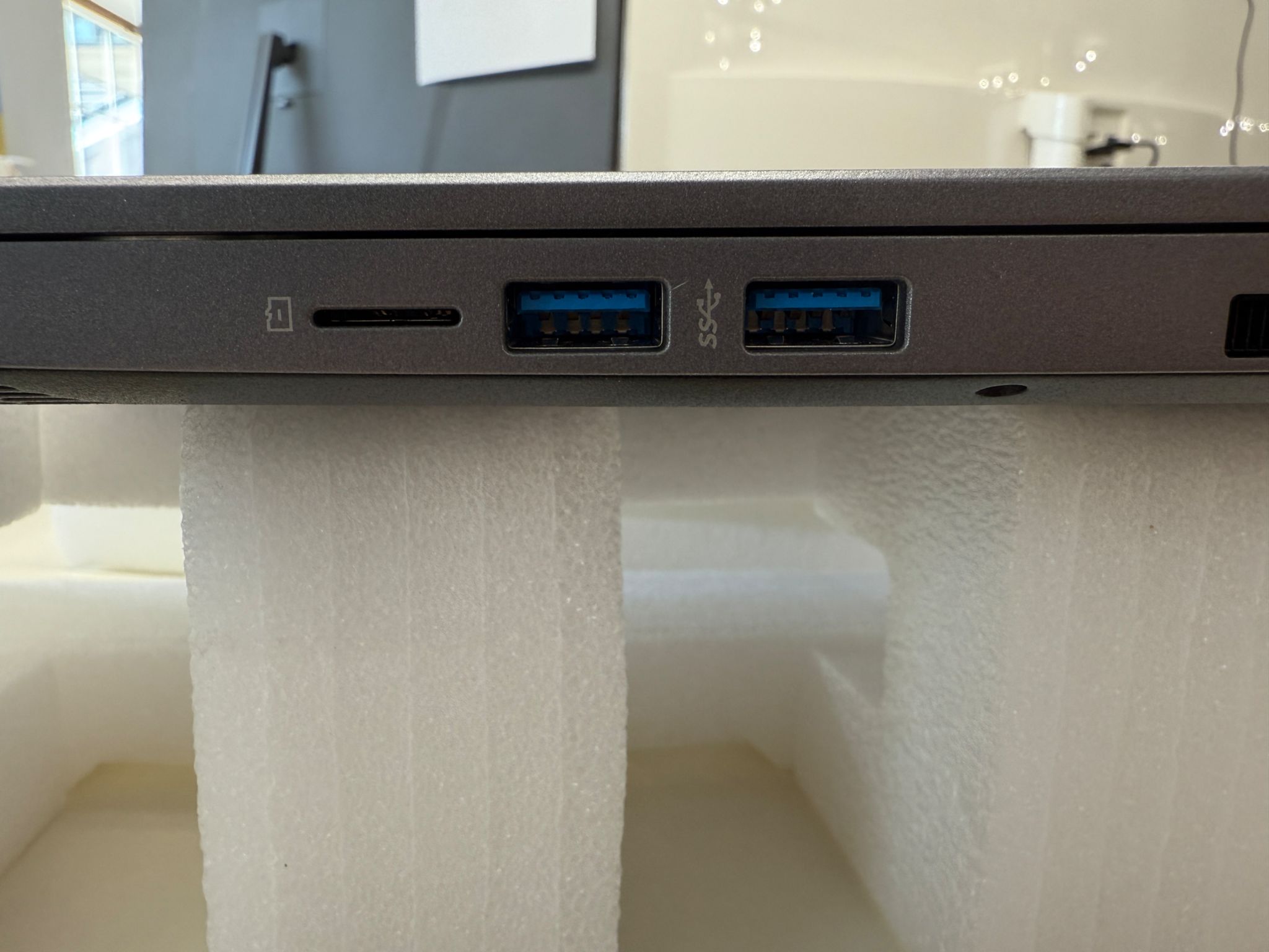 Eluktronics Max-15, i7-10875H, RTX 2070 Super, 32GB RAM, 1TB SSD, 240HZ
