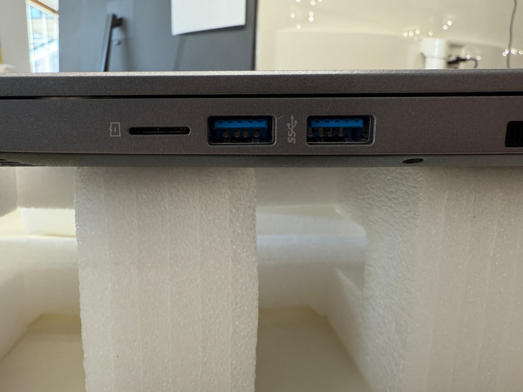 Eluktronics Max-15, i7-10875H, RTX 2070 Super, 32GB RAM, 1TB SSD, 240HZ