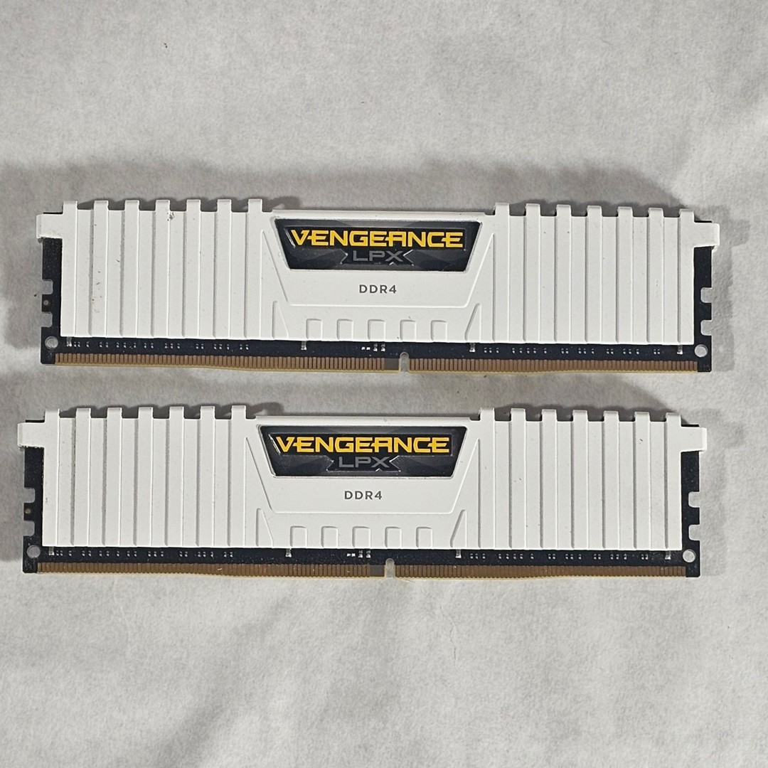 16GB DDR4 (2x8GB) CL16 3200MHz White Corsair Vengeance | Jawa