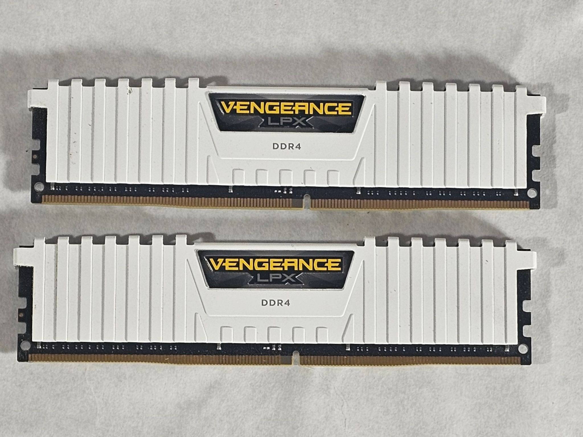 16GB DDR4 (2x8GB) CL16 3200MHz White Corsair Vengeance | Jawa