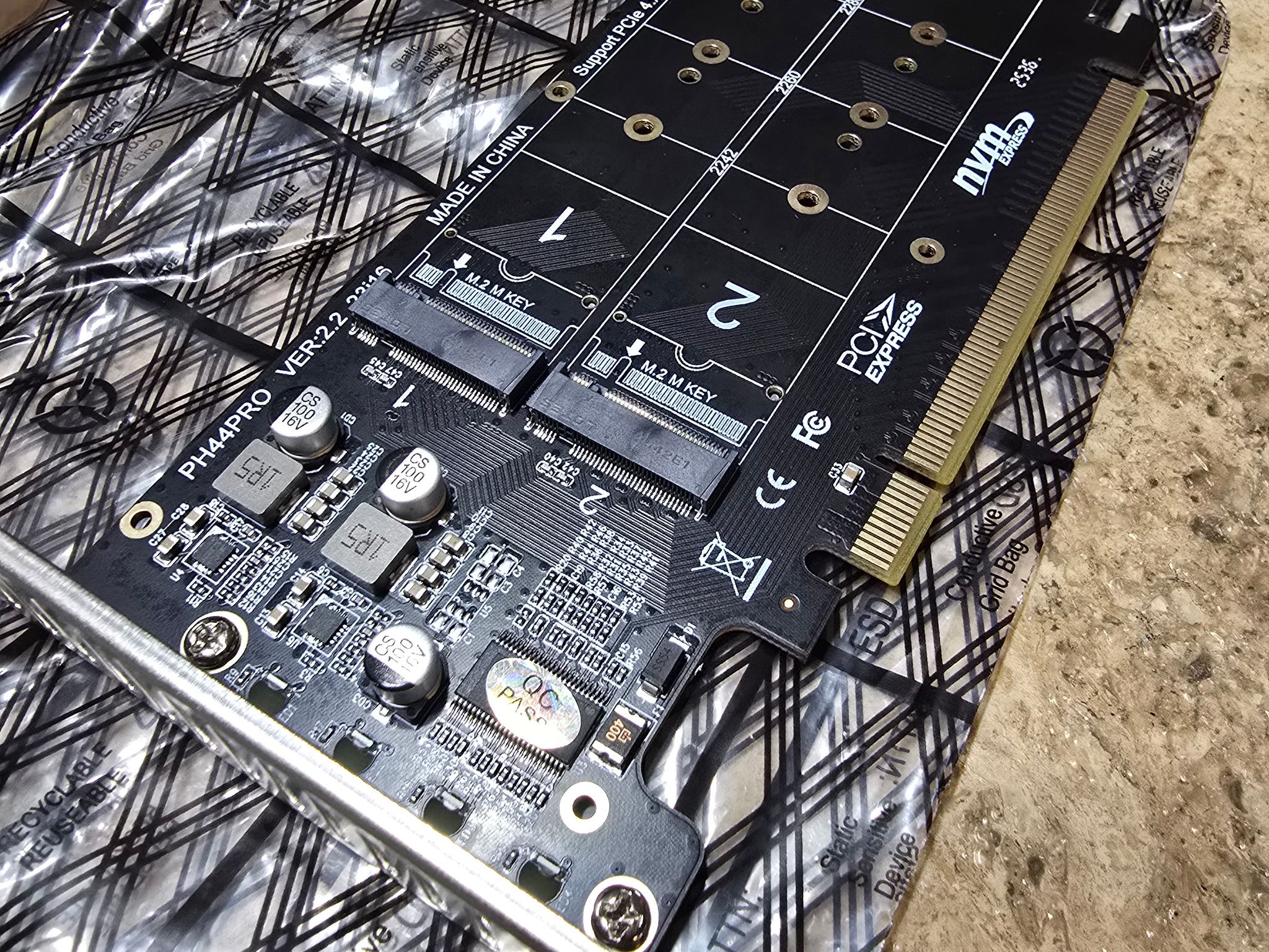 PH44PRO Dual-Sided 4 x M.2 M-Key NVME to PCIe X16 Splitter Card 4 x 32Gbps 2U Server RAID Array