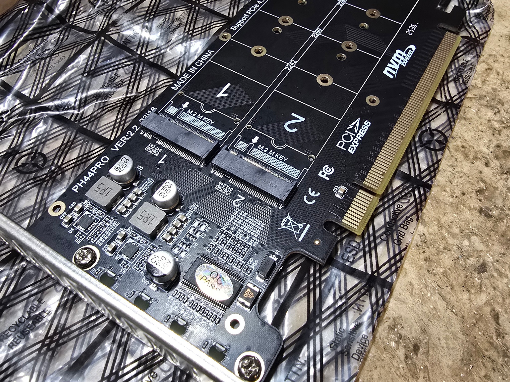PH44PRO Dual-Sided 4 x M.2 M-Key NVME to PCIe X16 Splitter Card 4 x 32Gbps 2U Server RAID Array