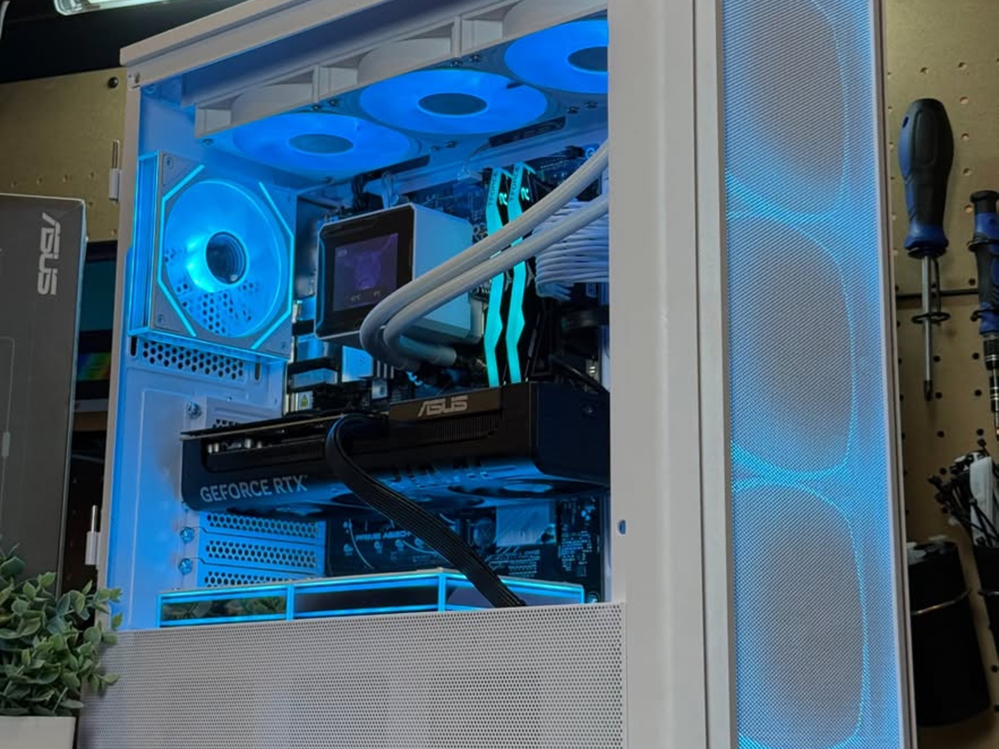 Pristine New Gaming / Streaming PC | RTX 5070 | Ryzen 7 7700 | 32GB DDR5 RAM | 1TB | Windows 11