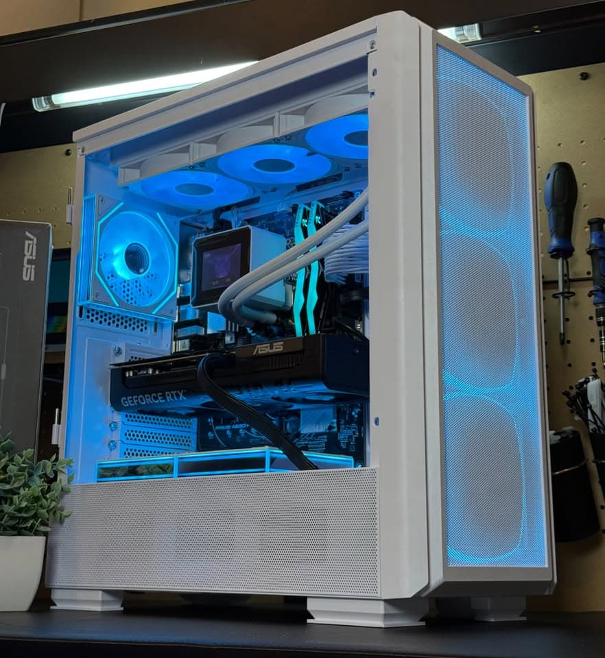 Pristine New Gaming / Streaming PC | RTX 5070 | Ryzen 7 7700 | 32GB DDR5 RAM | 1TB | Windows 11
