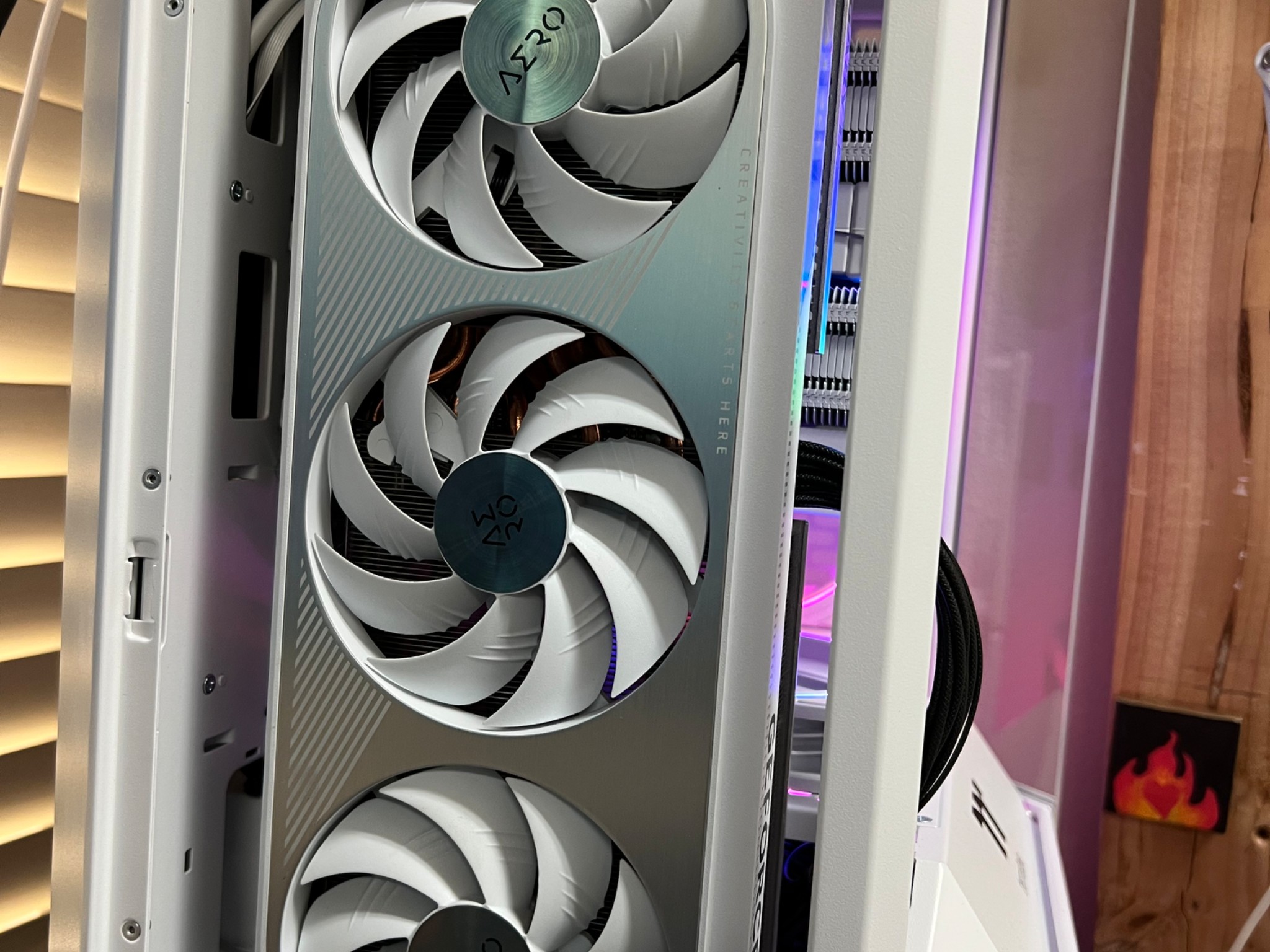 White Gigabyte Aero OC RTX 4070 Ti