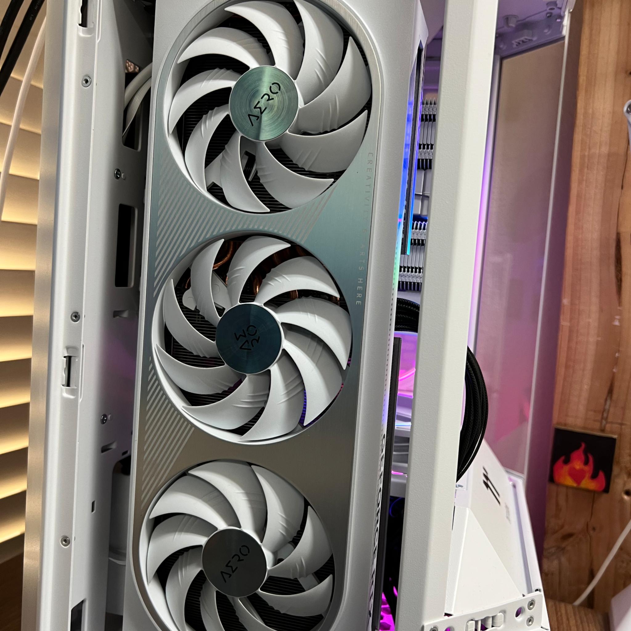 White Gigabyte Aero OC RTX 4070 Ti