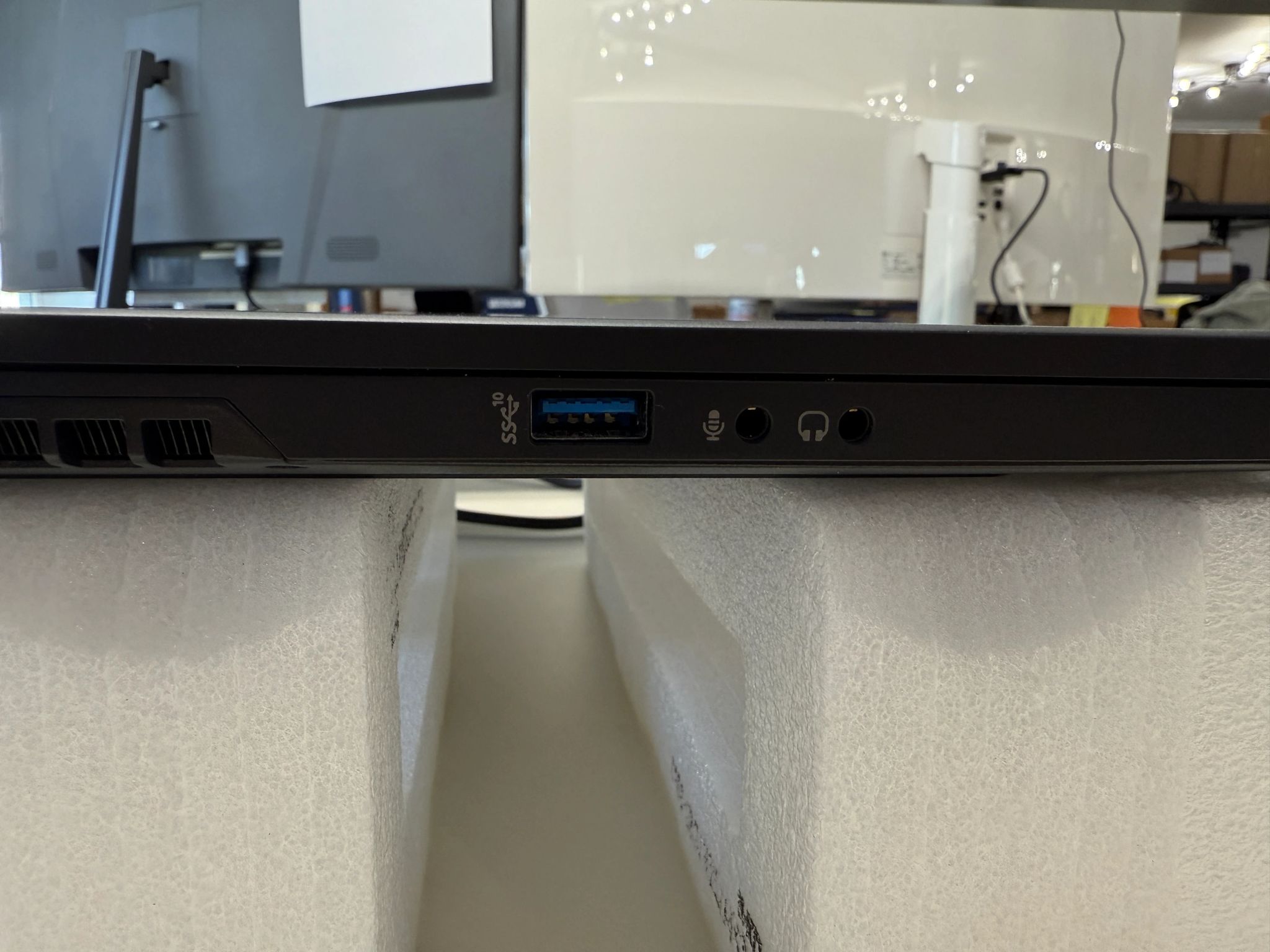 Eluktronics Max-17, i7-9750H, RTX 2060, 16GB RAM, 1TB SSD, 144HZ
