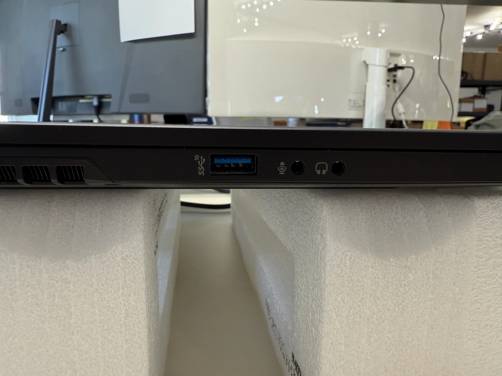 Eluktronics Max-17, i7-9750H, RTX 2060, 16GB RAM, 1TB SSD, 144HZ