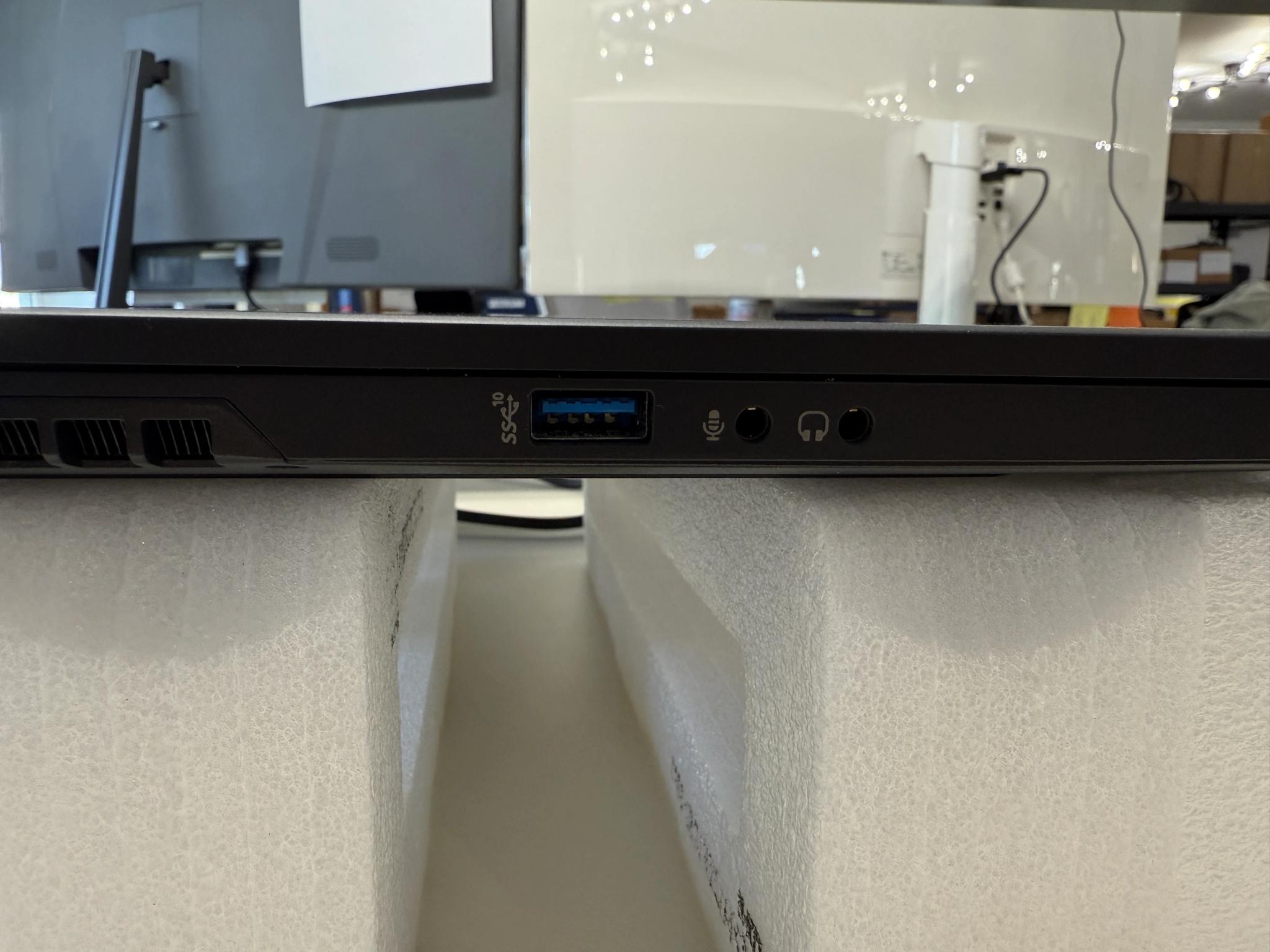 Eluktronics Max-17, i7-9750H, RTX 2060, 16GB RAM, 1TB SSD, 144HZ