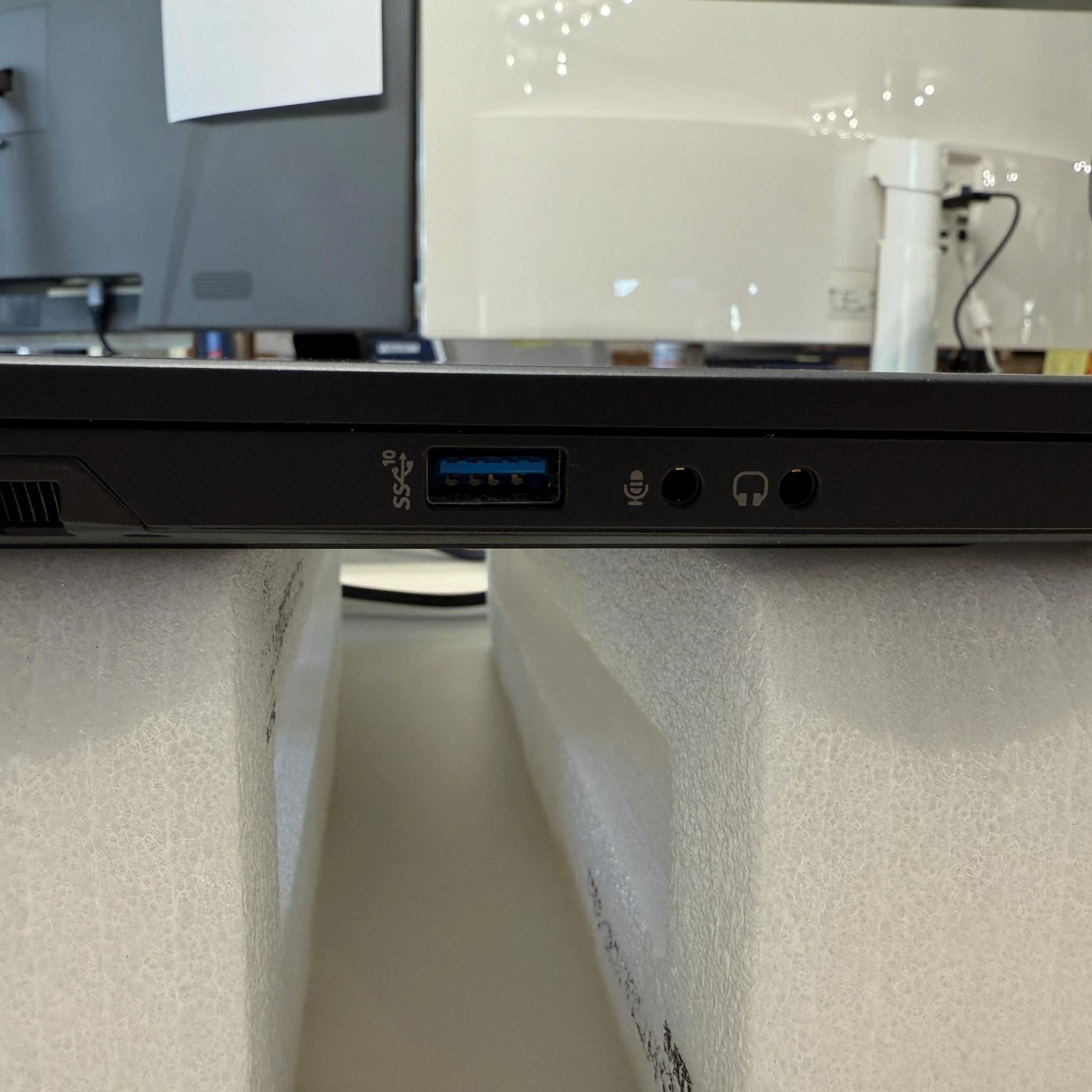 Eluktronics Max-17, i7-9750H, RTX 2060, 16GB RAM, 1TB SSD, 144HZ