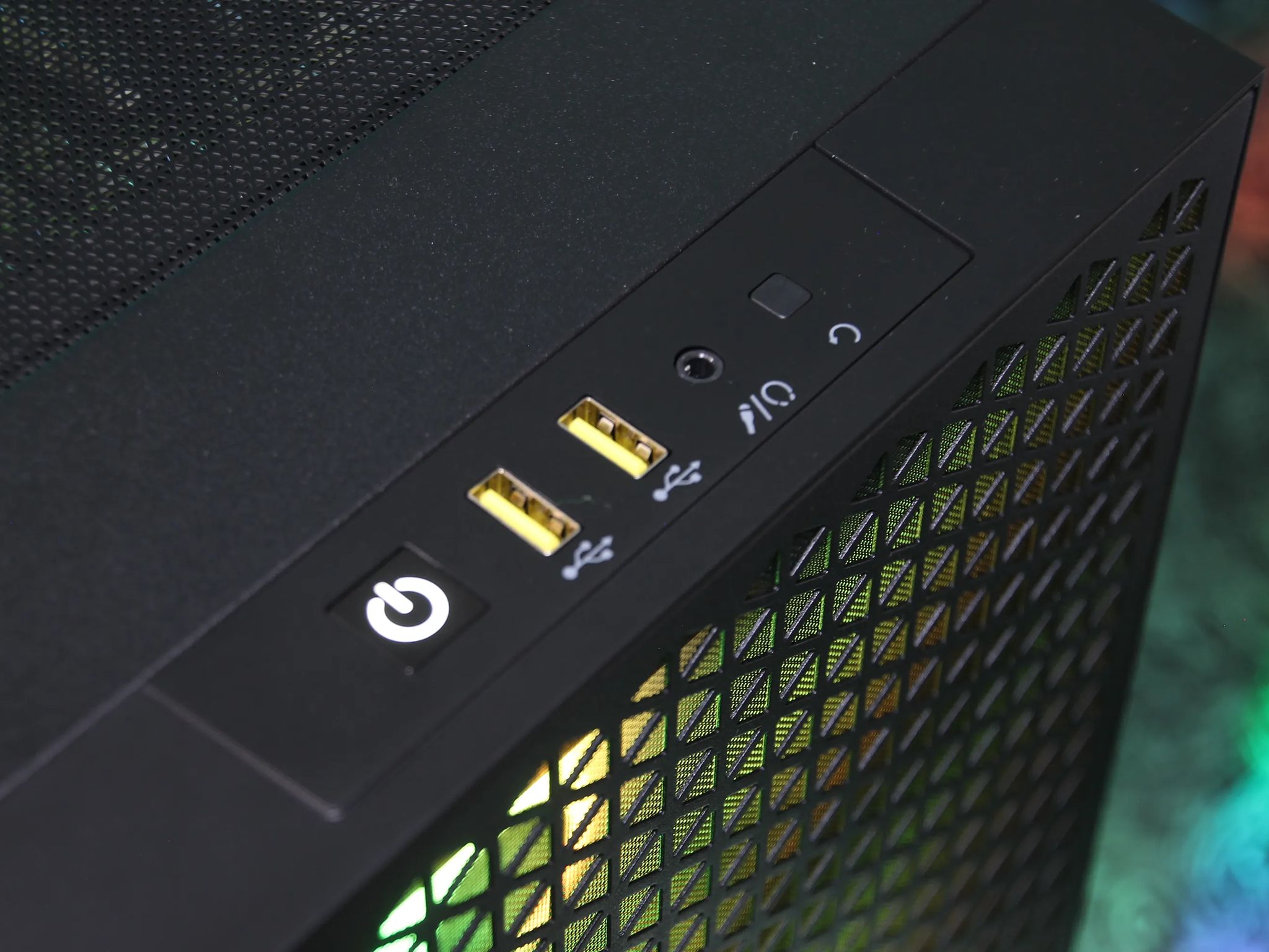 𝙃𝘼𝙕𝙀𝙀 // Ryzen 7 3700X, RTX 3060 Ti // Mid-range Gaming PC