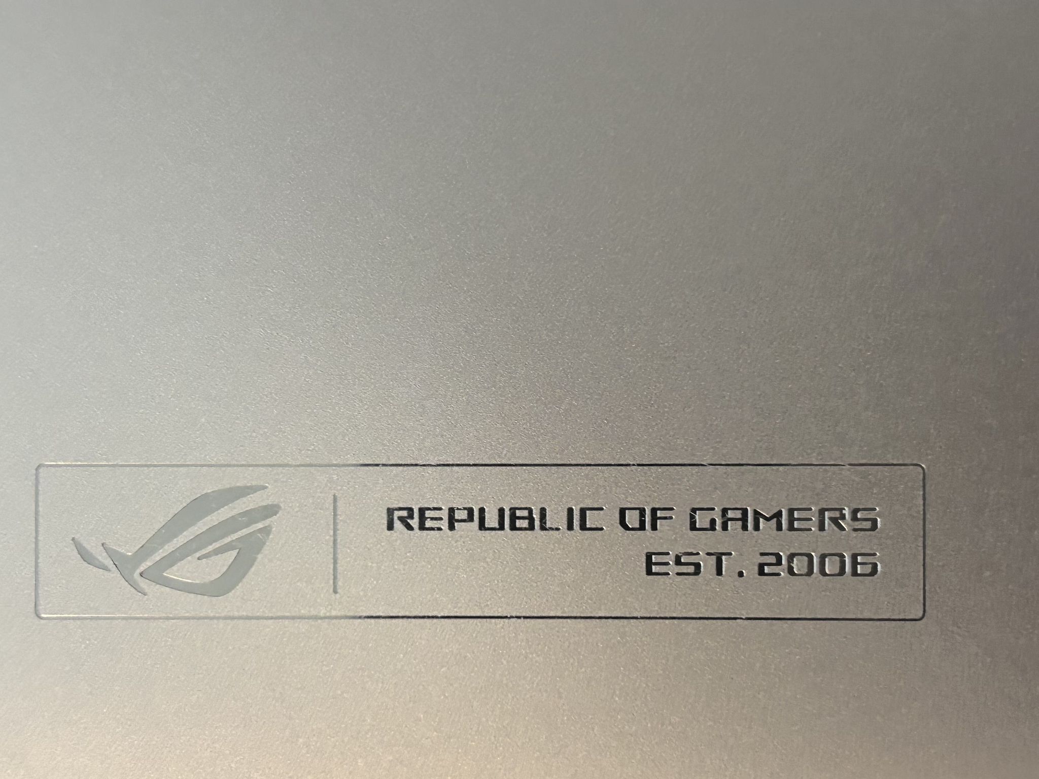 ASUS ROG Zephyrus G14 (Platinum White) – Ryzen 9 / RTX 4060 Gaming Laptop