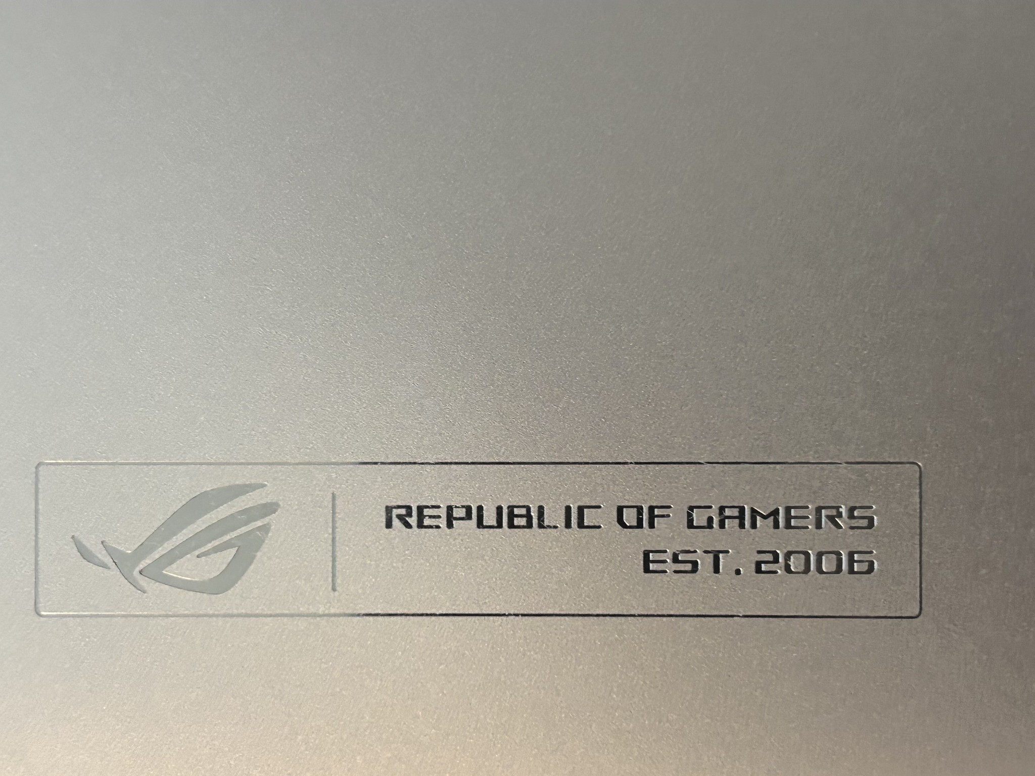 ASUS ROG Zephyrus G14 (Platinum White) – Ryzen 9 / RTX 4060 Gaming Laptop