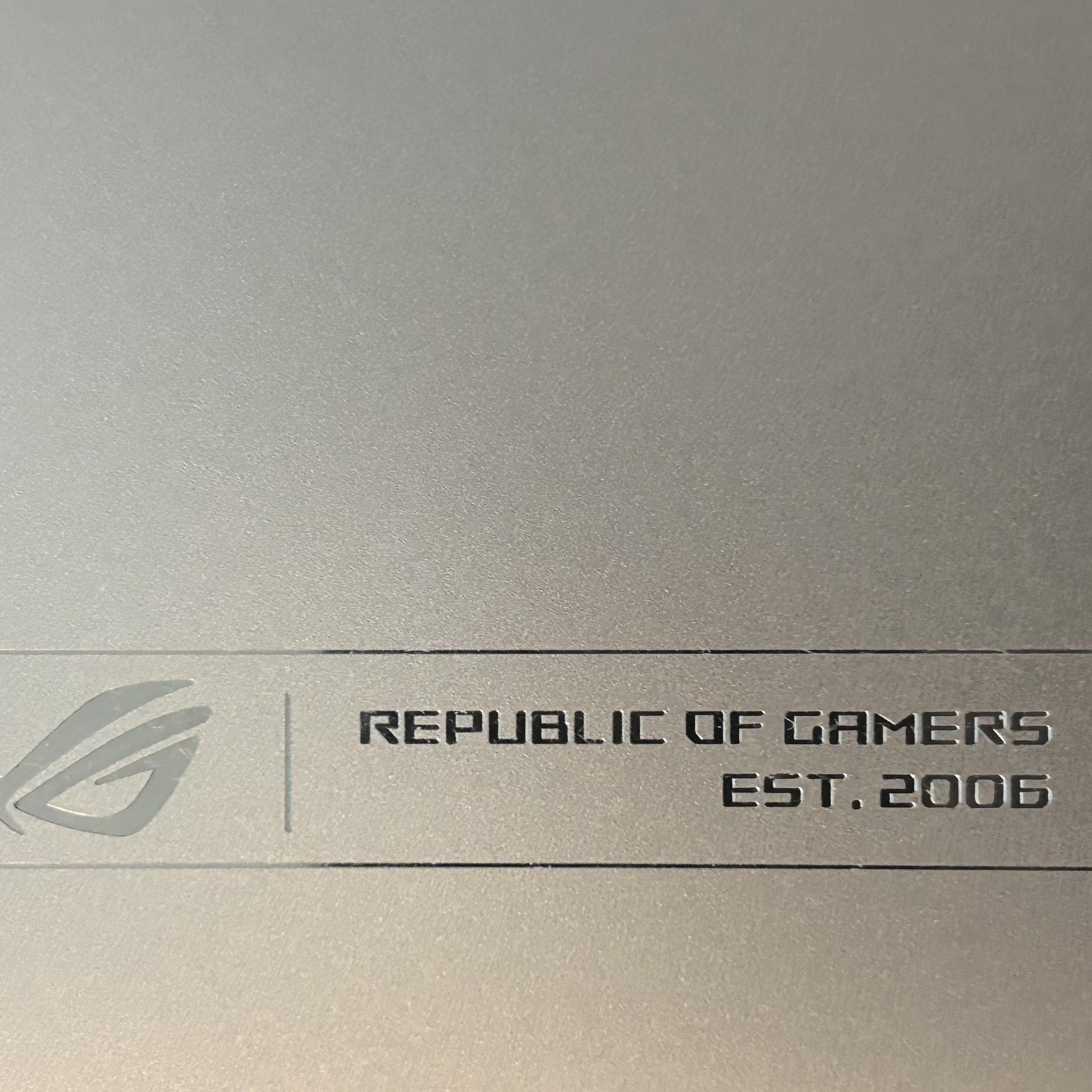ASUS ROG Zephyrus G14 (Platinum White) – Ryzen 9 / RTX 4060 Gaming Laptop