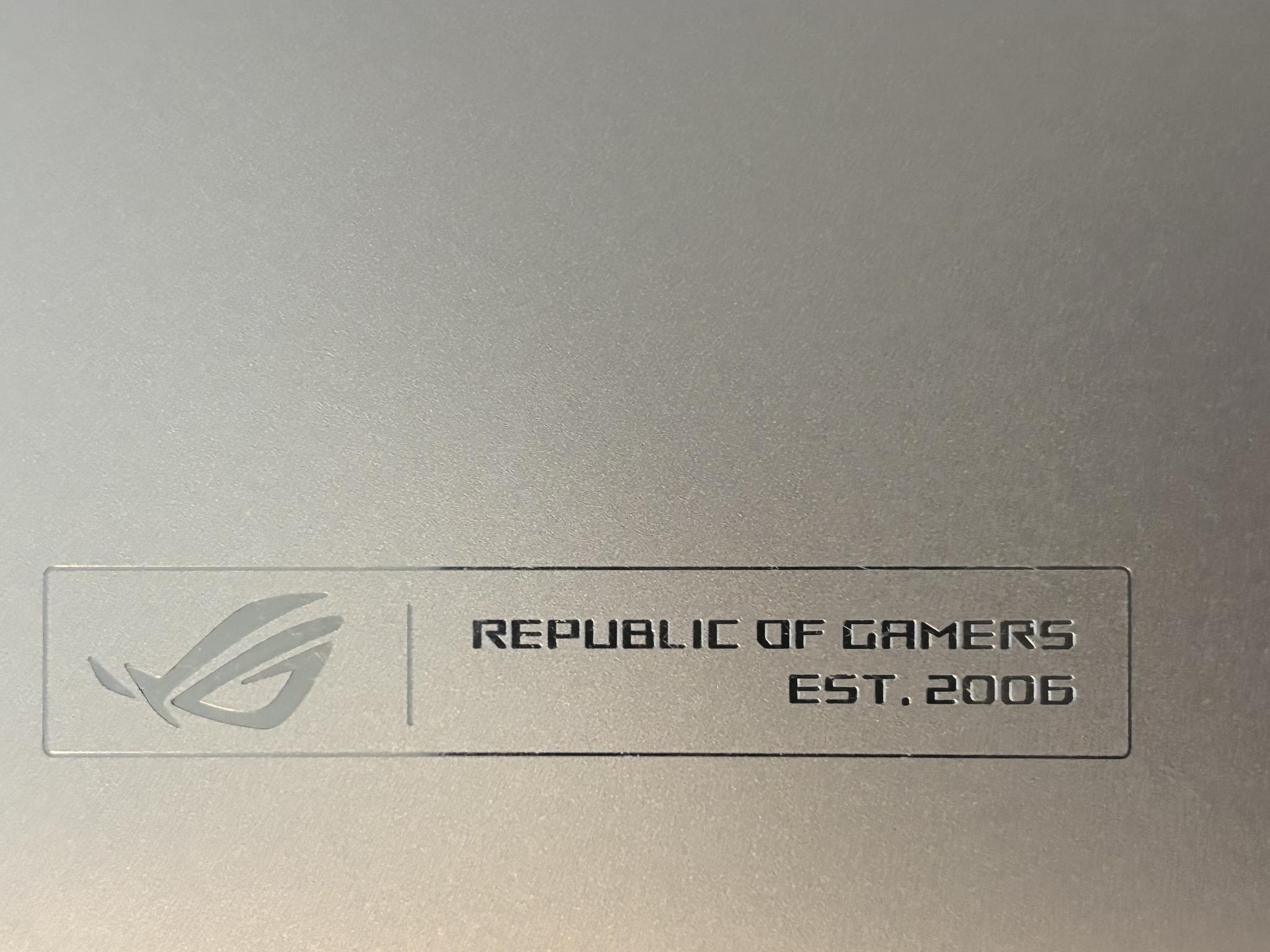 ASUS ROG Zephyrus G14 (Platinum White) – Ryzen 9 / RTX 4060 Gaming Laptop