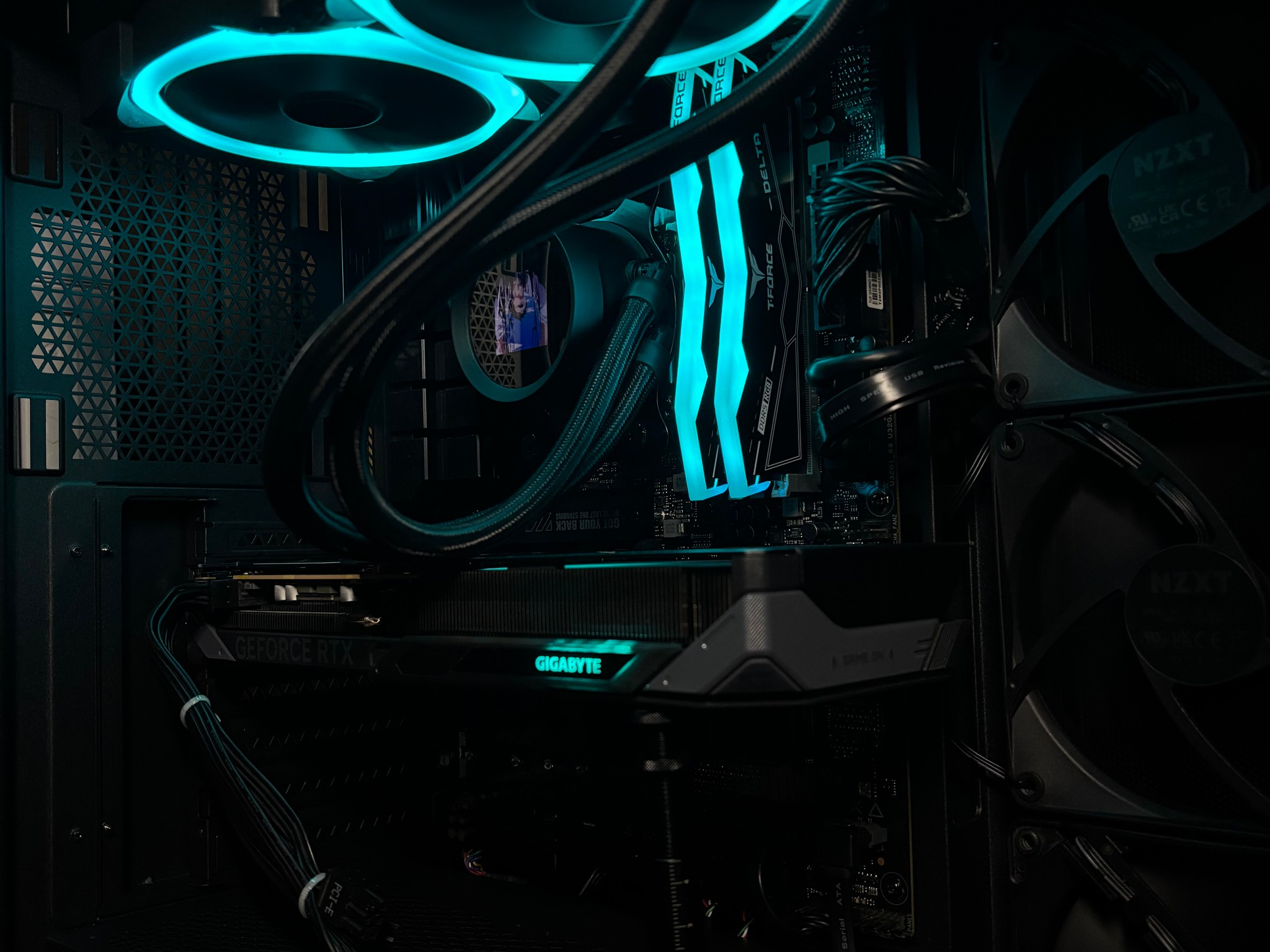 🦋◼️ RTX 5060 | RYZEN 5 7600 ◼️🦋 GAMING PC