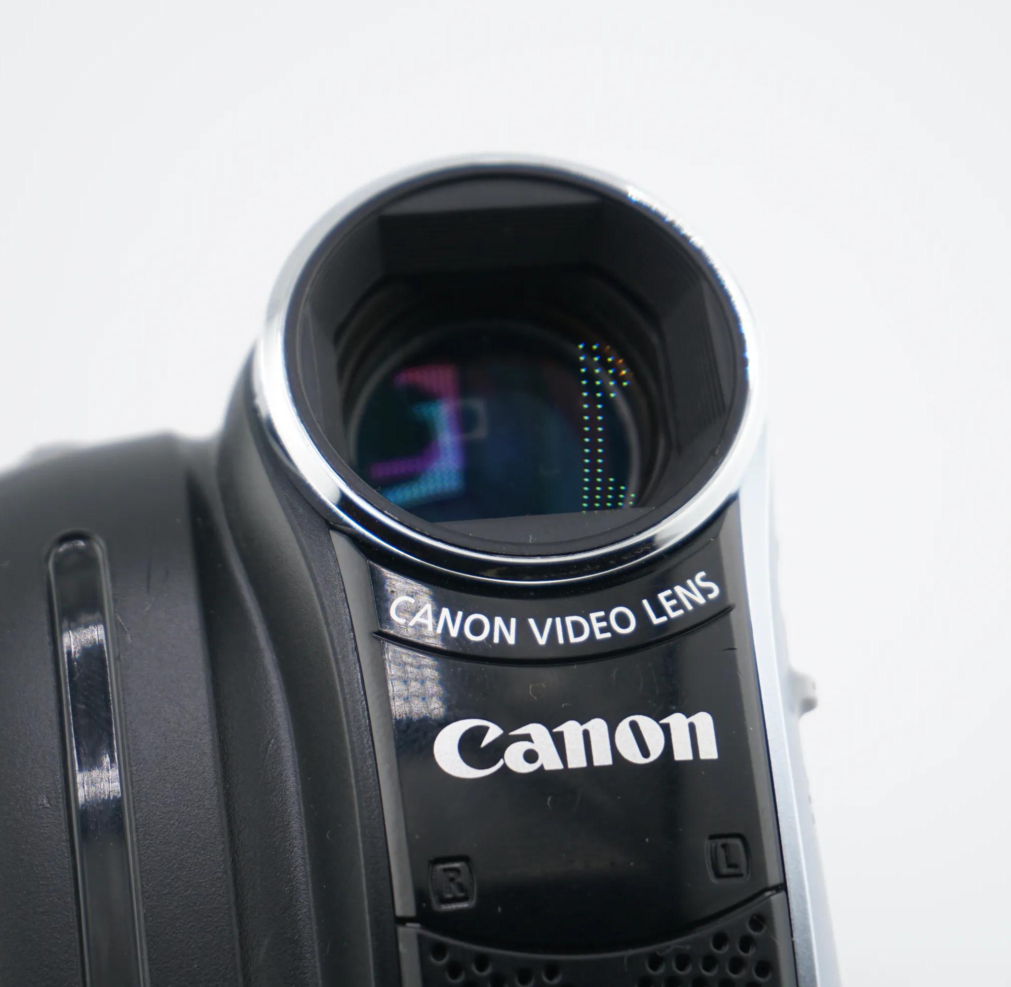 Canon ZR930 Camcorder + Battery & Power Adapter