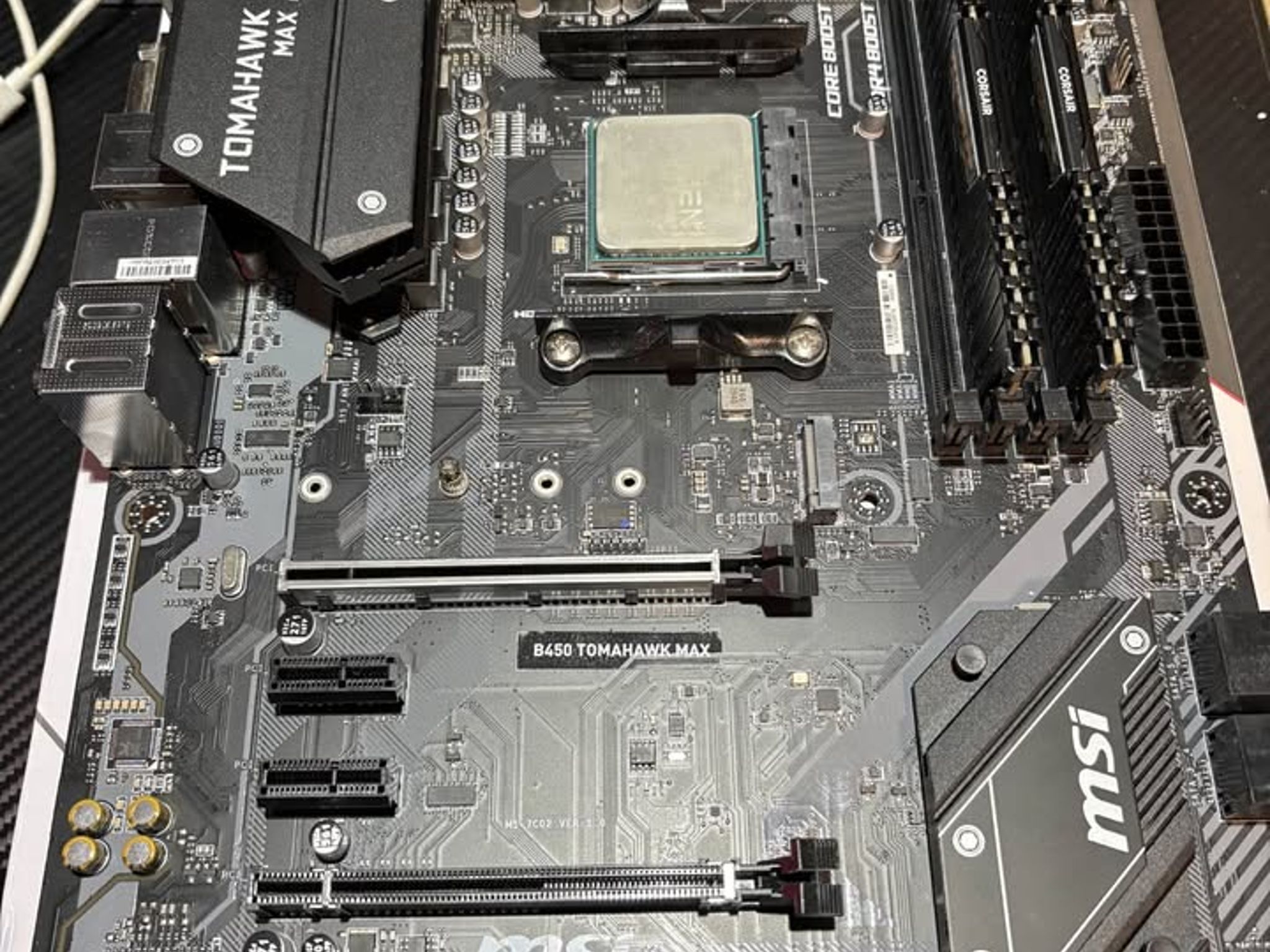 MSI Tomahawk B450 ATX, R7 2700x, Corsair Vengeance LPX 2x8GB RAM