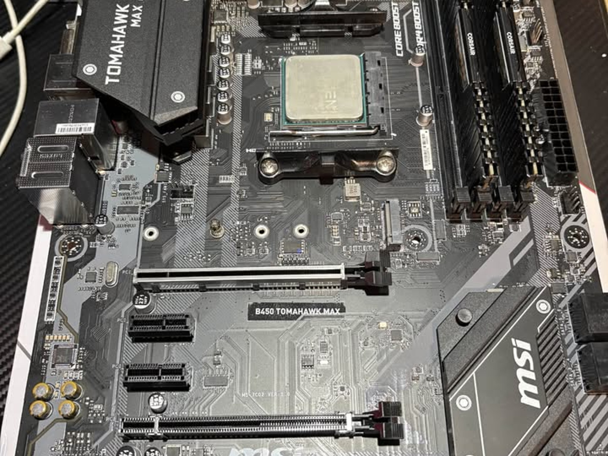 MSI Tomahawk B450 ATX, R7 2700x, Corsair Vengeance LPX 2x8GB RAM