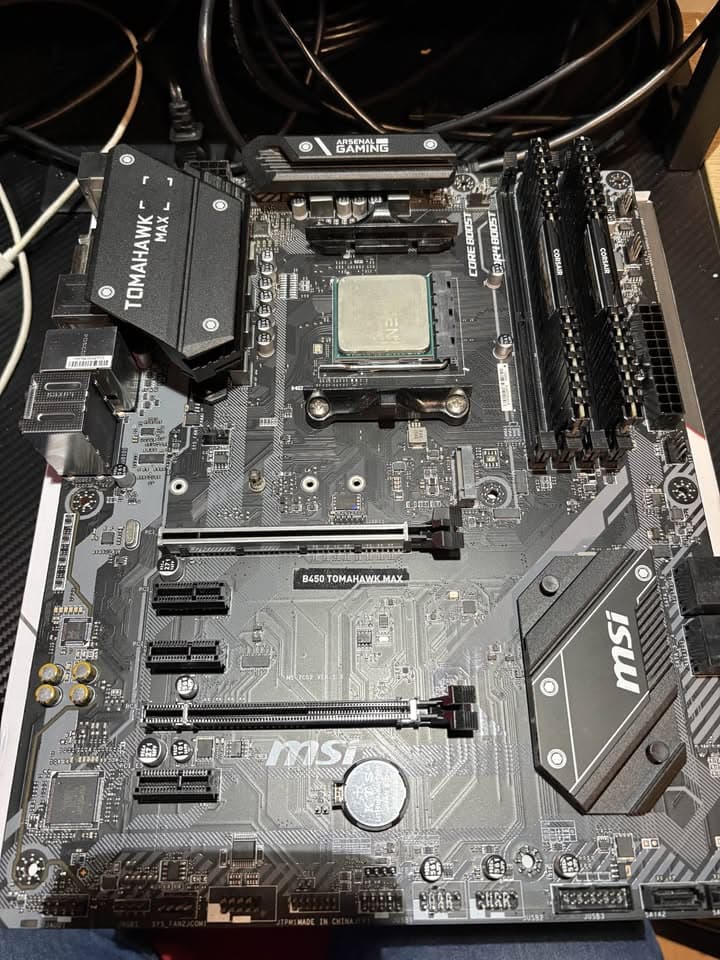 MSI Tomahawk B450 ATX, R7 2700x, Corsair Vengeance LPX 2x8GB RAM