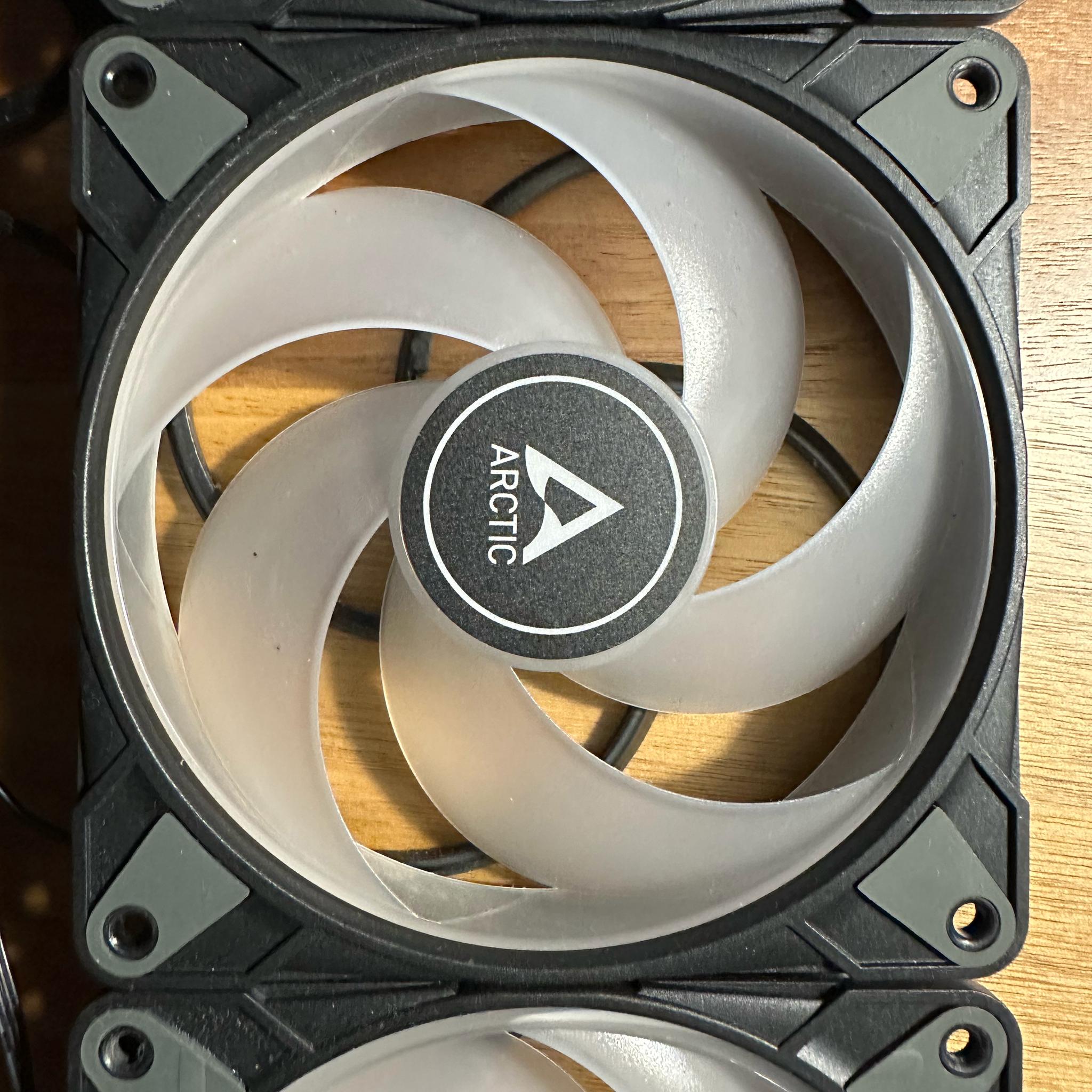 Arctic P12 A-RGB (120mm) 8 Fans