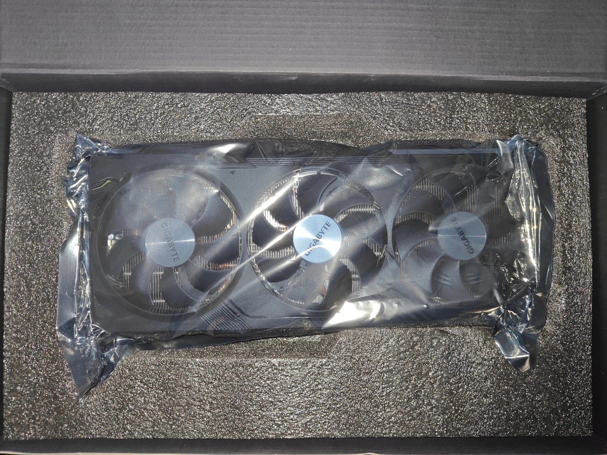 GIGABYTE Radeon RX 7800 XT Gaming OC 16G