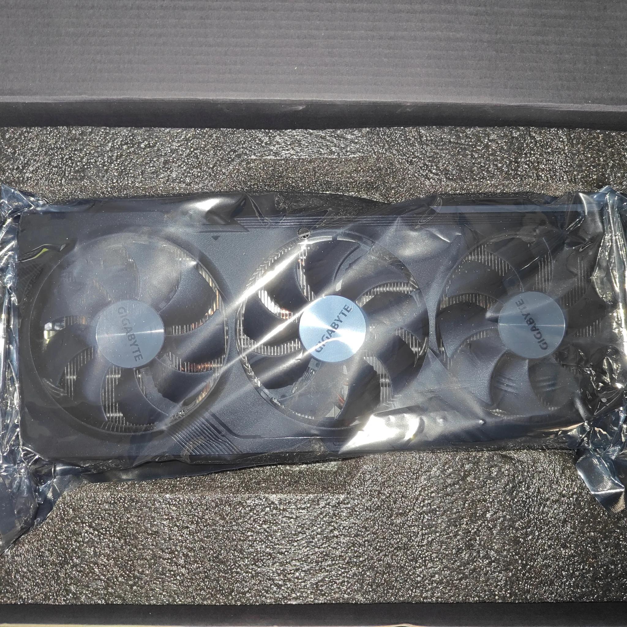 GIGABYTE Radeon RX 7800 XT Gaming OC 16G