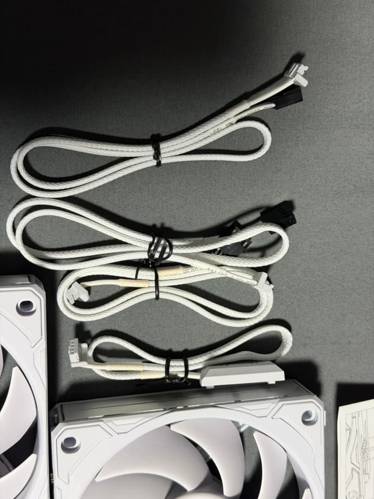 UNI FAN Lian Li P28 Triple Pack - White (UF-P28120-3W)